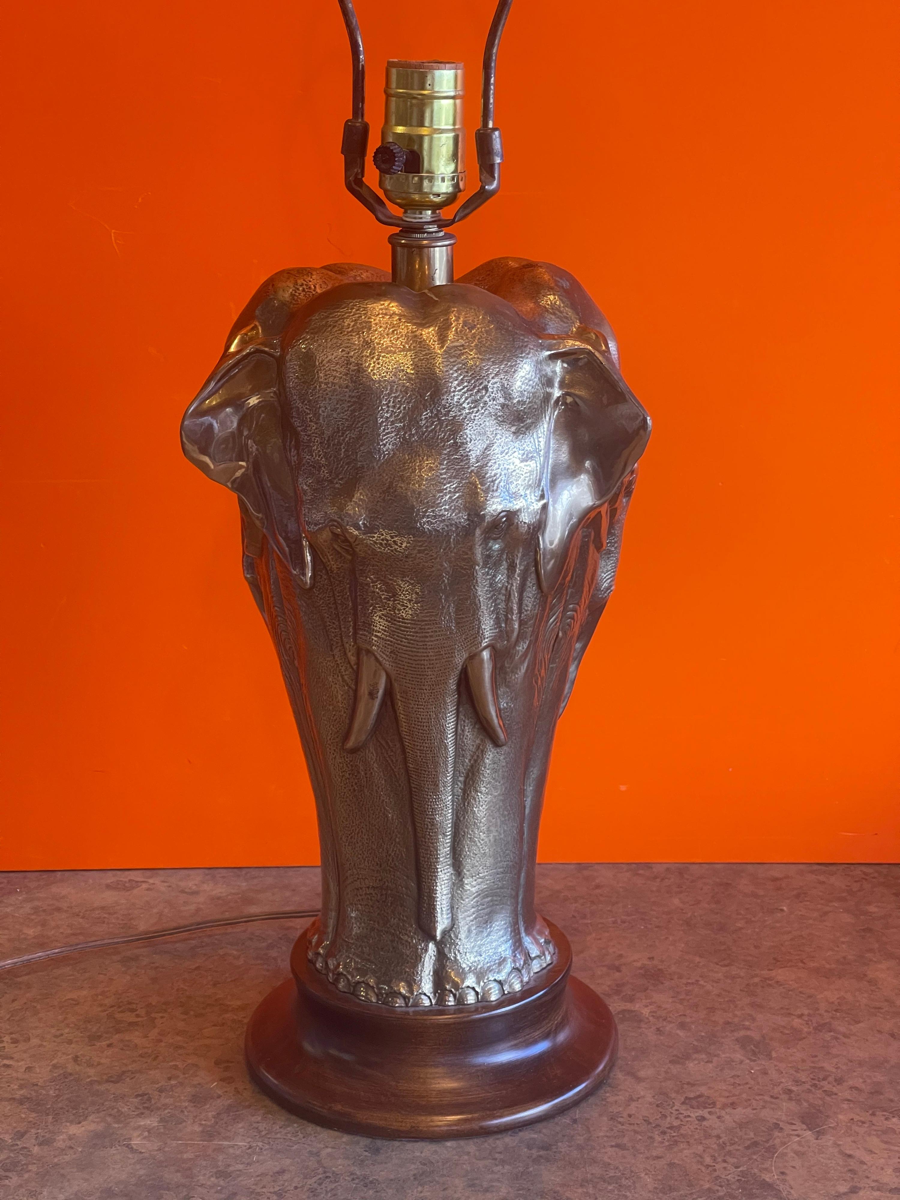 Skulpturale Elefanten-Tischlampe aus Messing von Tyndale für Frederick Cooper Lamp Co. (Glasiert) im Angebot