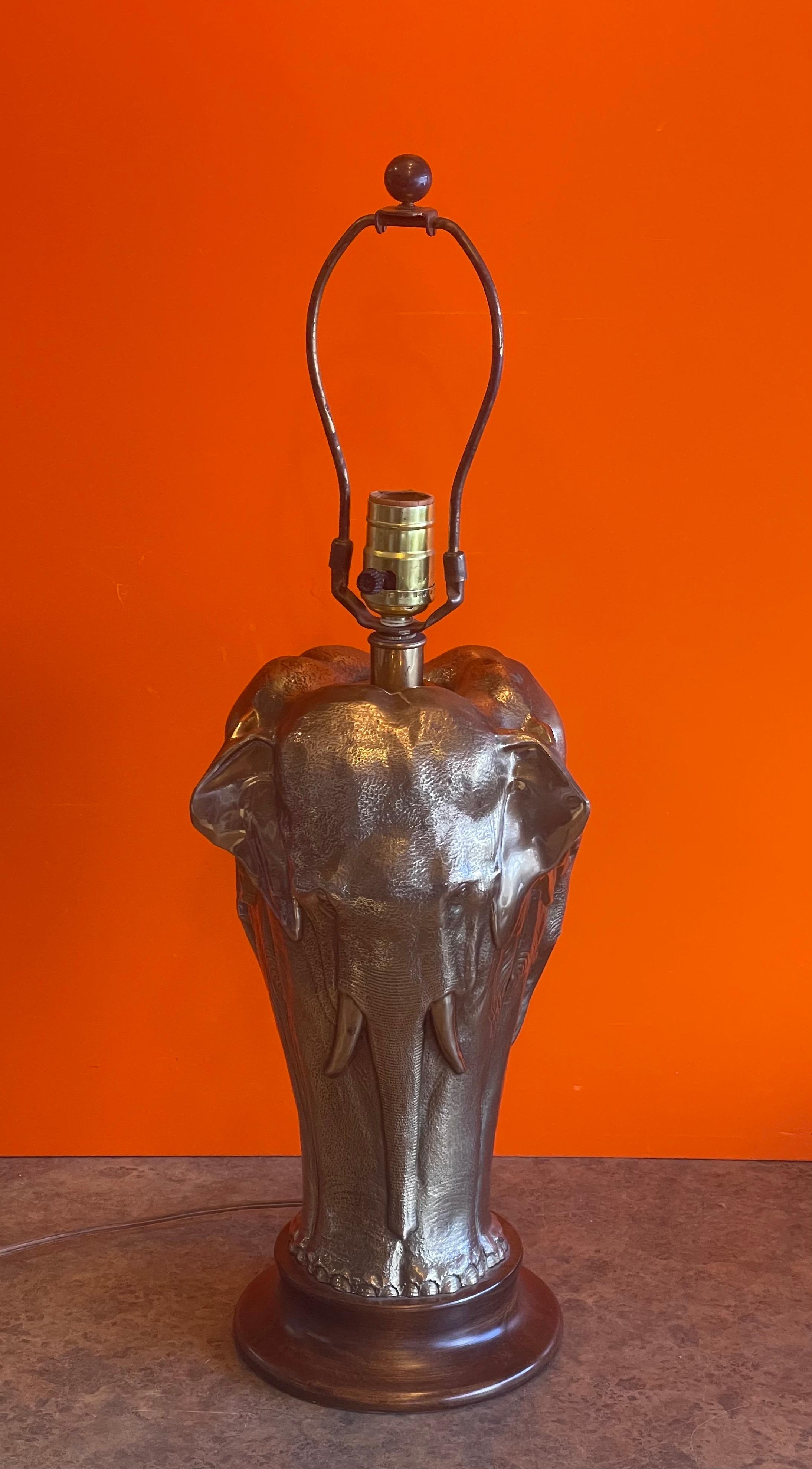 Skulpturale Elefanten-Tischlampe aus Messing von Tyndale für Frederick Cooper Lamp Co. im Zustand „Gut“ im Angebot in San Diego, CA