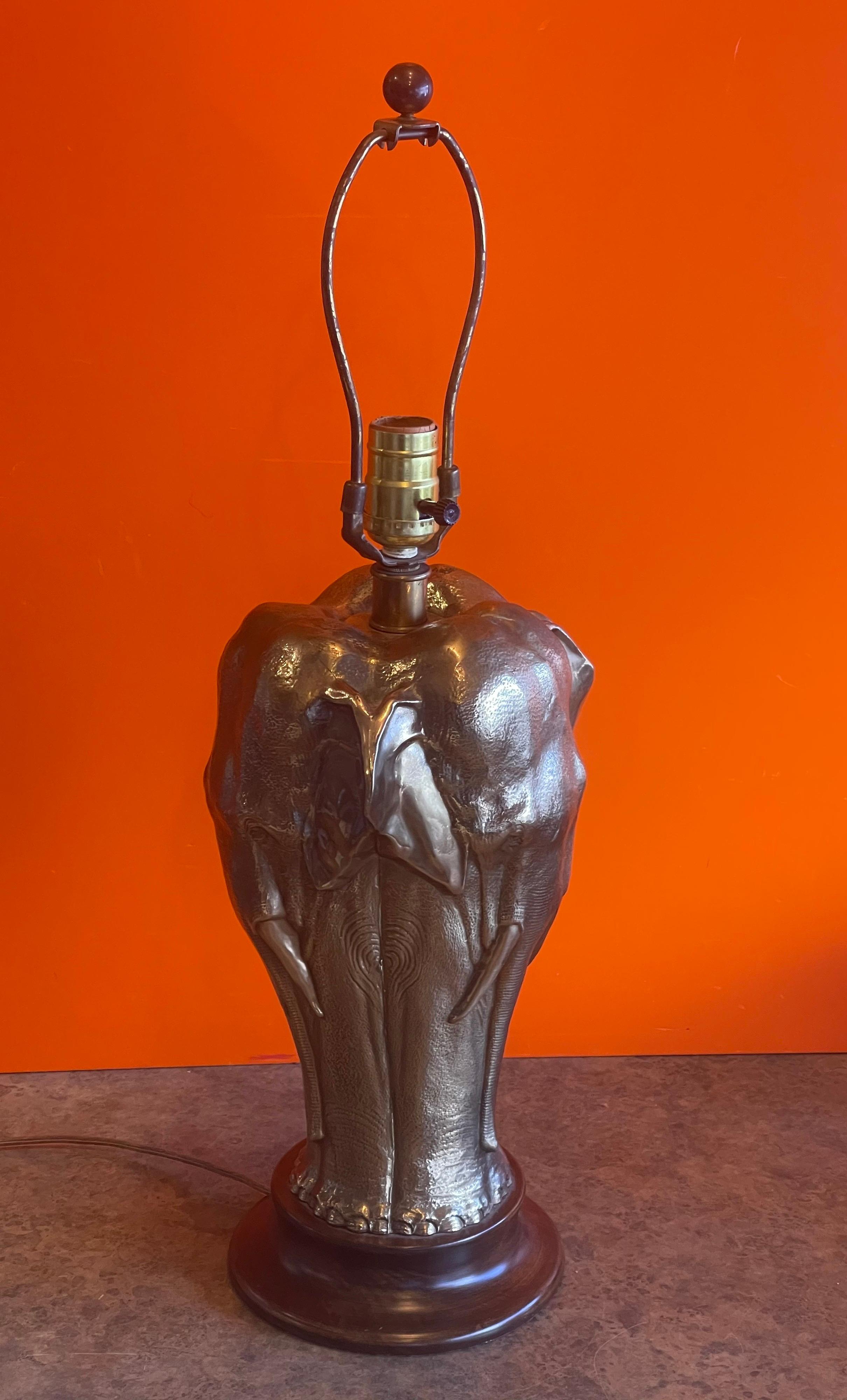 20ième siècle Lampe de bureau éléphant sculpturale en laiton de Tyndale pour Frederick Cooper Lamp Co. en vente