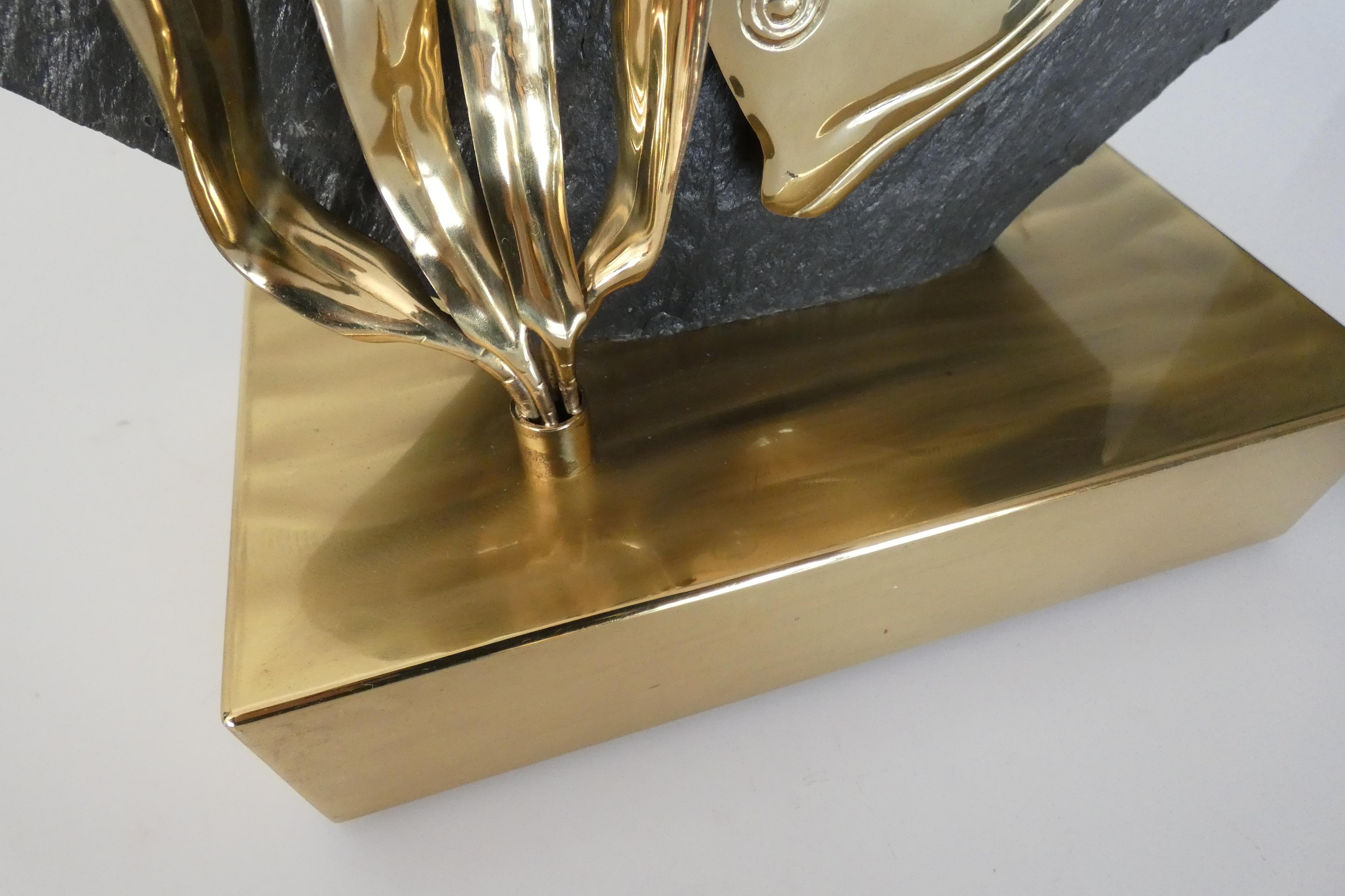 Fin du 20e siècle Lampe sculpturale en laiton en forme de poisson et en pierre noire, 1970 en vente