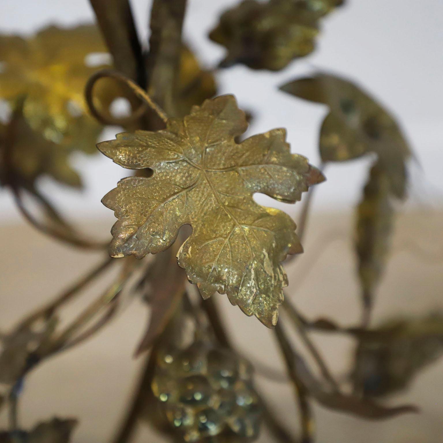 Circa 1960. Nous proposons cette table d'appoint sculpturale en laiton avec feuilles et raisins.
Cet article n'inclut pas le verre pour des raisons de sécurité du transport maritime.