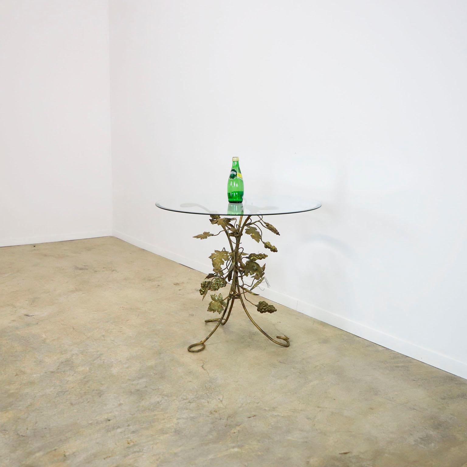 Organique Table d'appoint sculpturale en laiton avec feuilles et raisins en vente