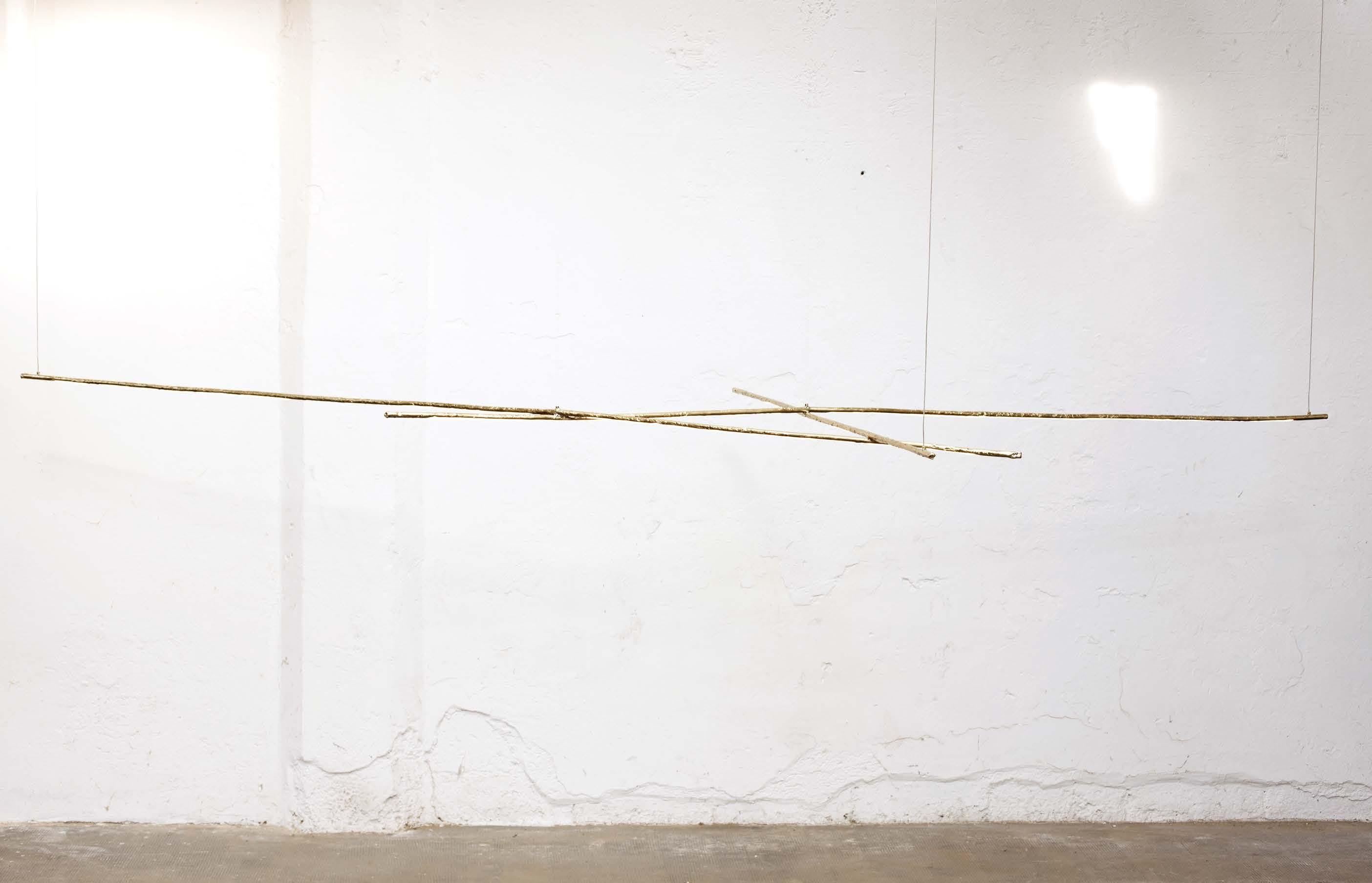 Skulpturale messingfarbene hängeleuchte Howl 3 von Morghen Studio
Abmessungen: 300 x 90 x H 30
MATERIALIEN: Geschmolzenes Messing, LED-Licht, Silikon
Oberflächen: brüniert, geschwärzt, versilbert
Länge: anpassbar
Lichtposition und -länge: