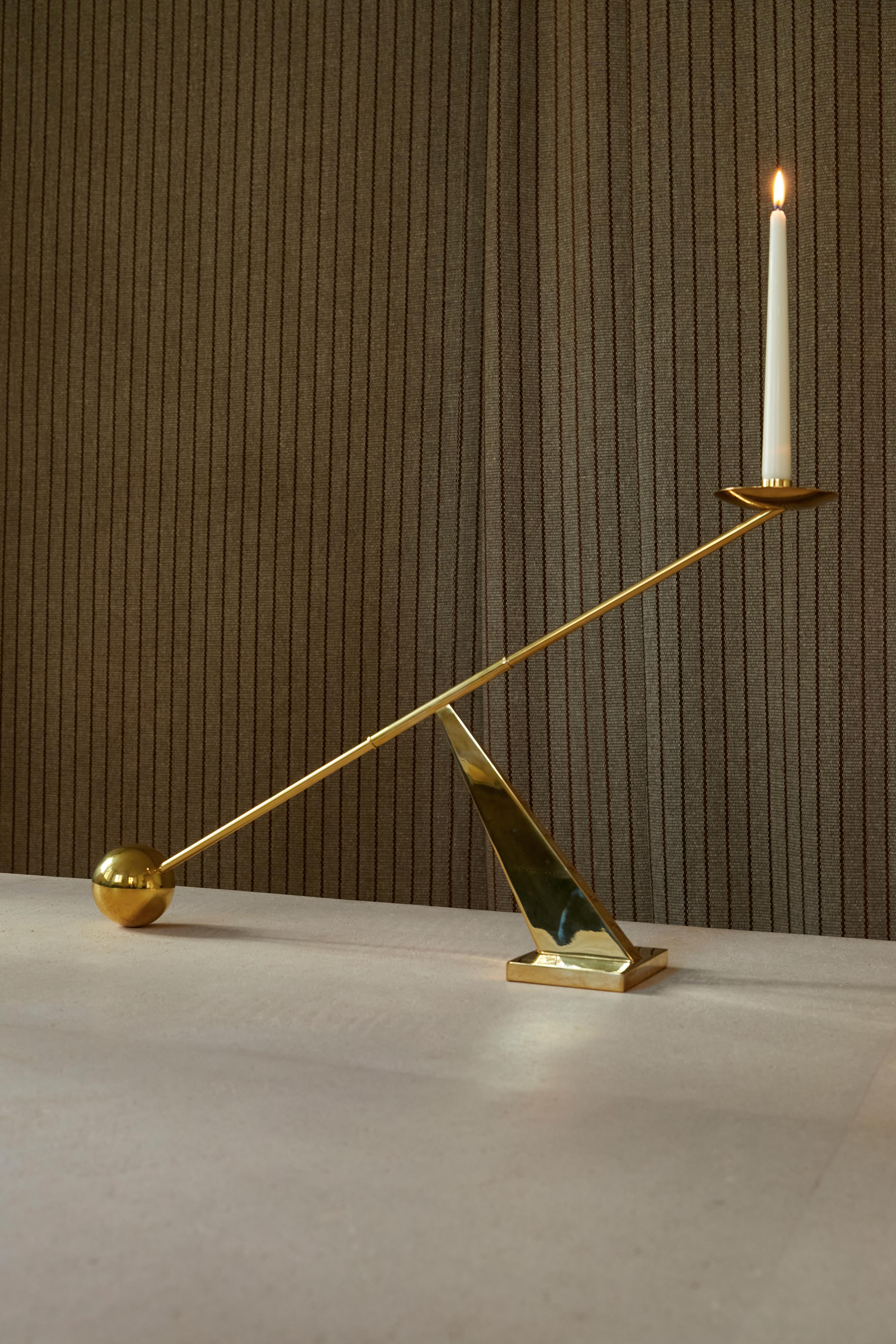 
Messing-Tischkandelaber, der sich durch seine einfache geometrische Form auszeichnet. Eine Kugel, ein Winkel und eine Linie, die sich zu diesem einzigartigen Design zusammenfügen. 