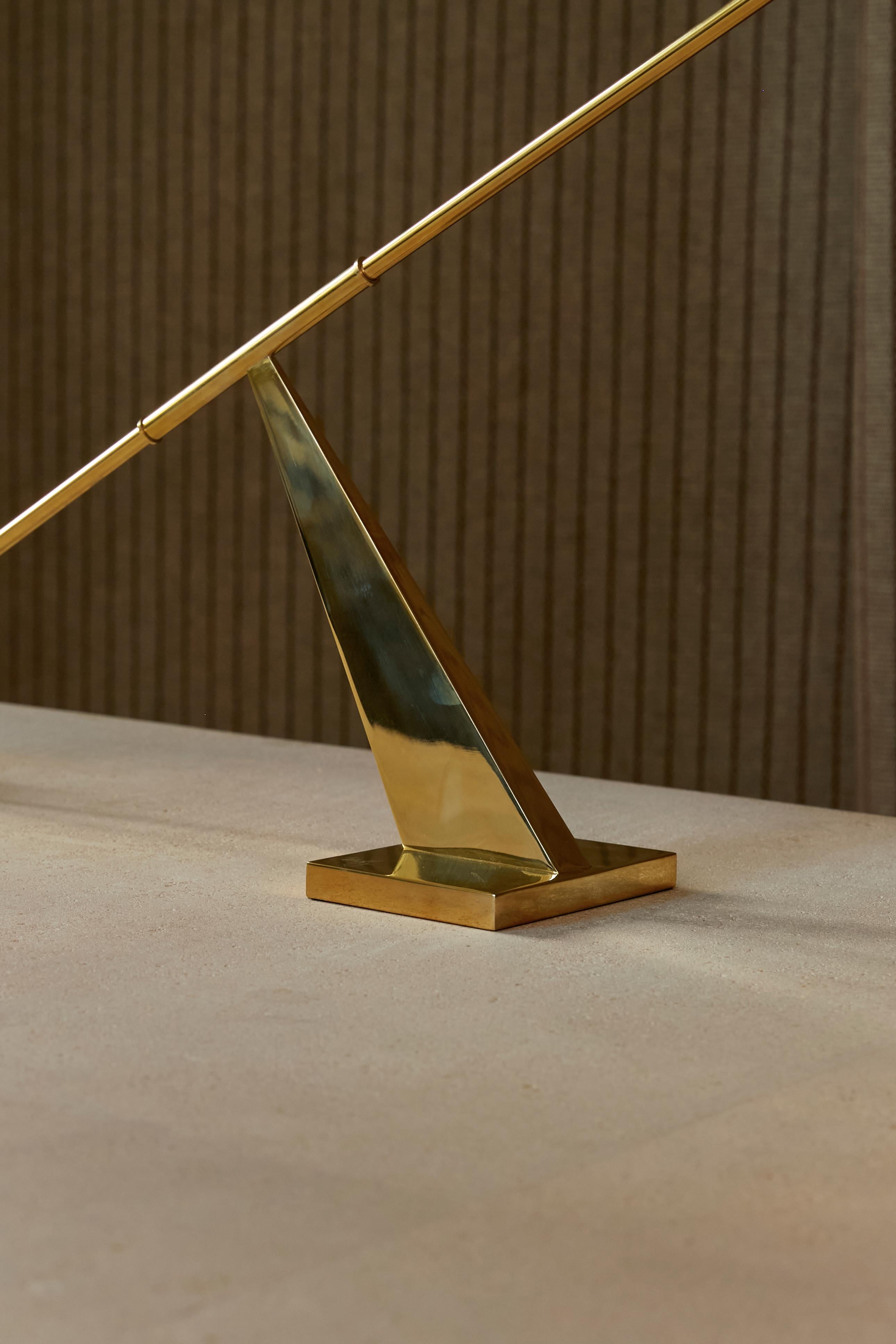 Skulpturaler Tischkerzenhalter aus Messing, Contemporary (21. Jahrhundert und zeitgenössisch) im Angebot