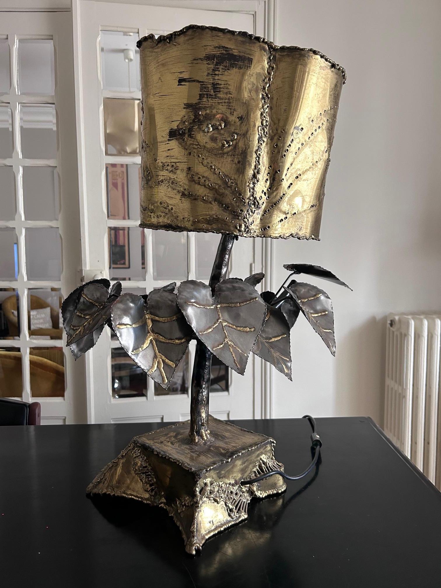 sculptural brass table lamp from the 1970's For Sale 6