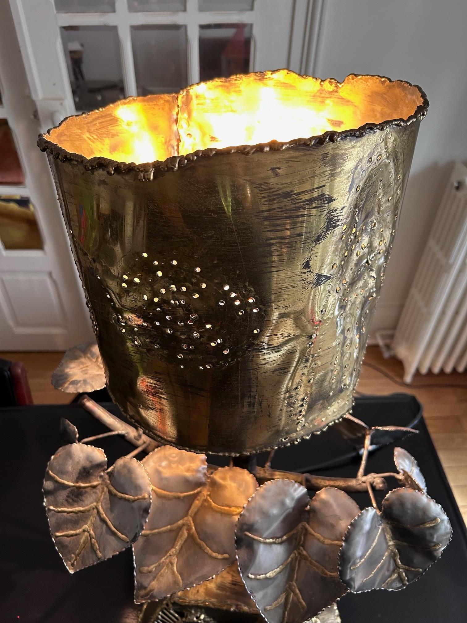 sculptural brass table lamp from the 1970's For Sale 9