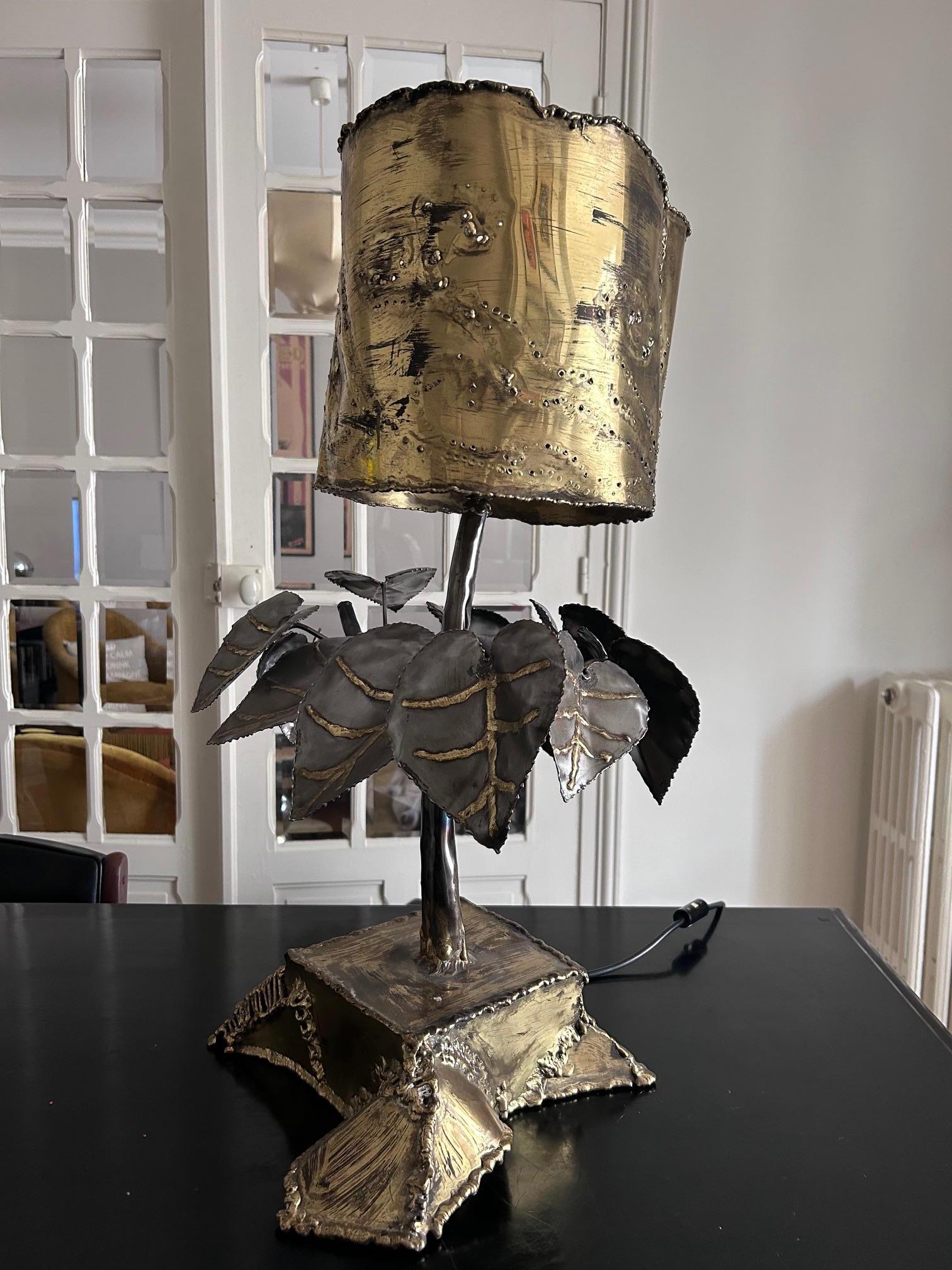 Space Age sculptural brass table lamp from the 1970's For Sale