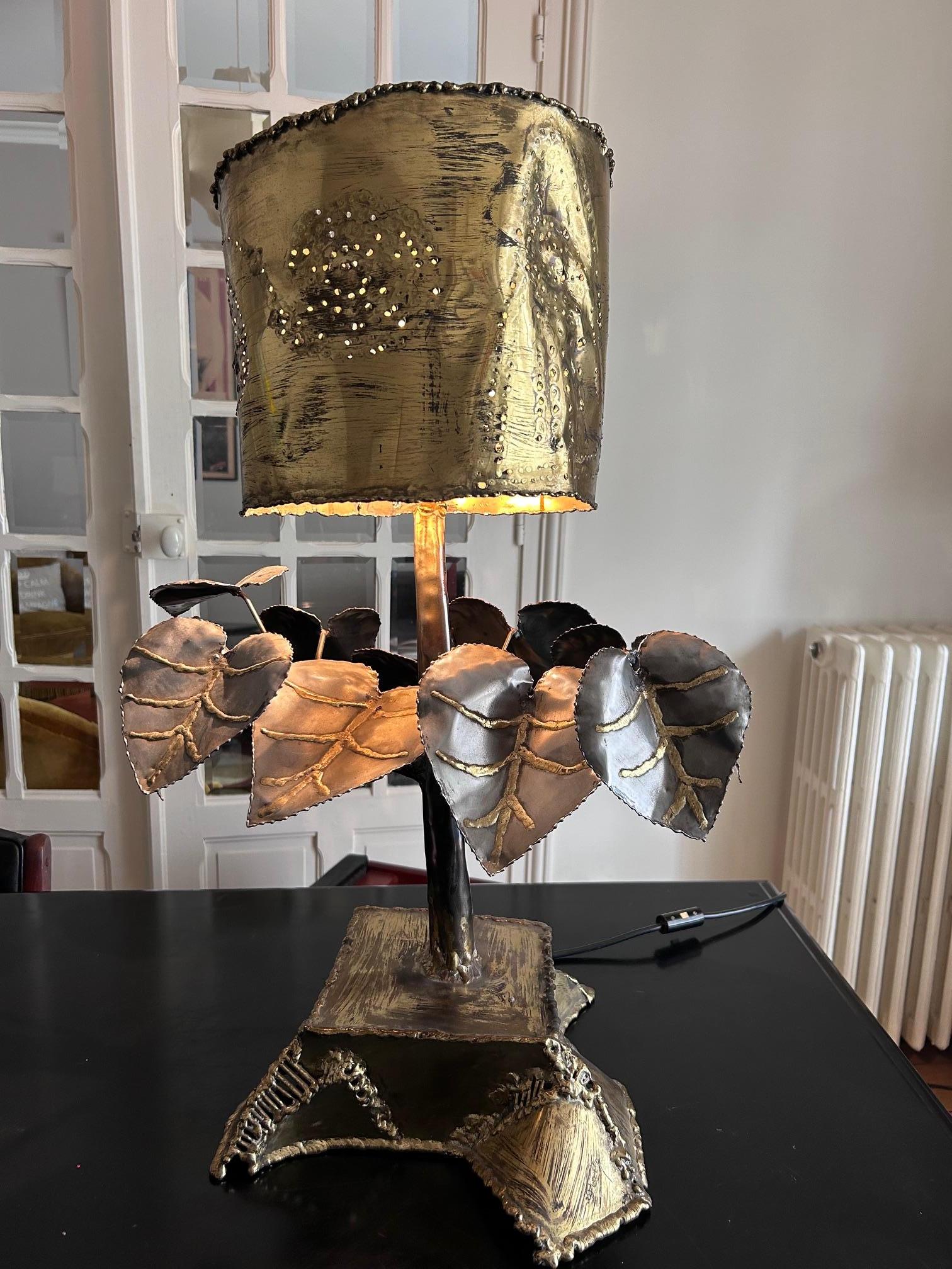 French sculptural brass table lamp from the 1970's For Sale