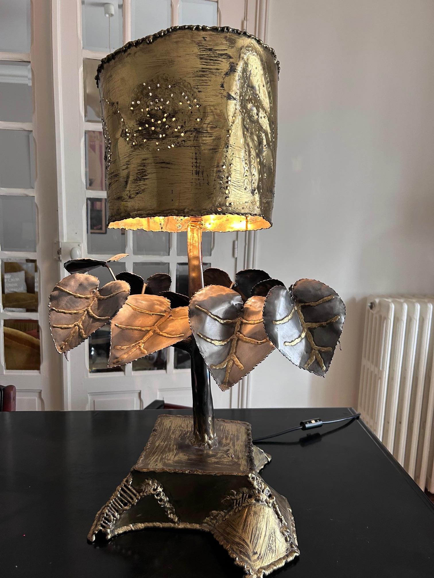 sculptural brass table lamp from the 1970's In Good Condition For Sale In Brooklyn, NY