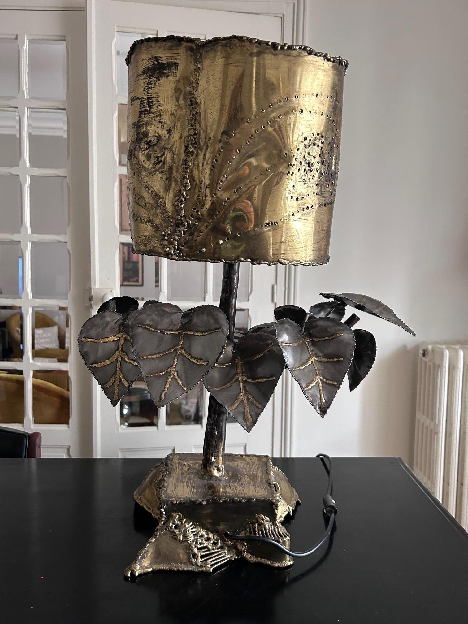 20th Century sculptural brass table lamp from the 1970's For Sale