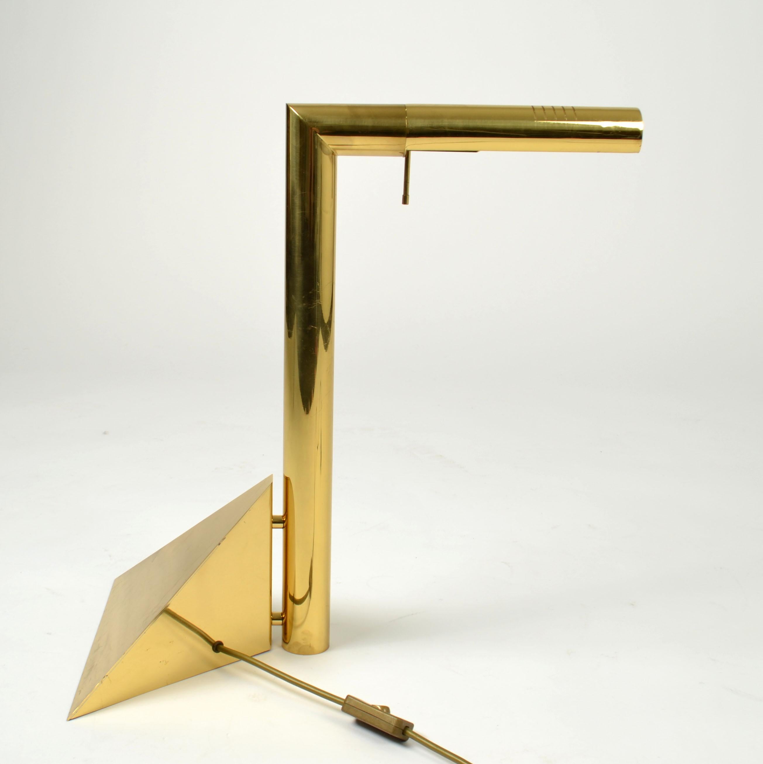 Sculptural Brass Tubular Table Lamp on Pyramide Foot In Excellent Condition In London, GB