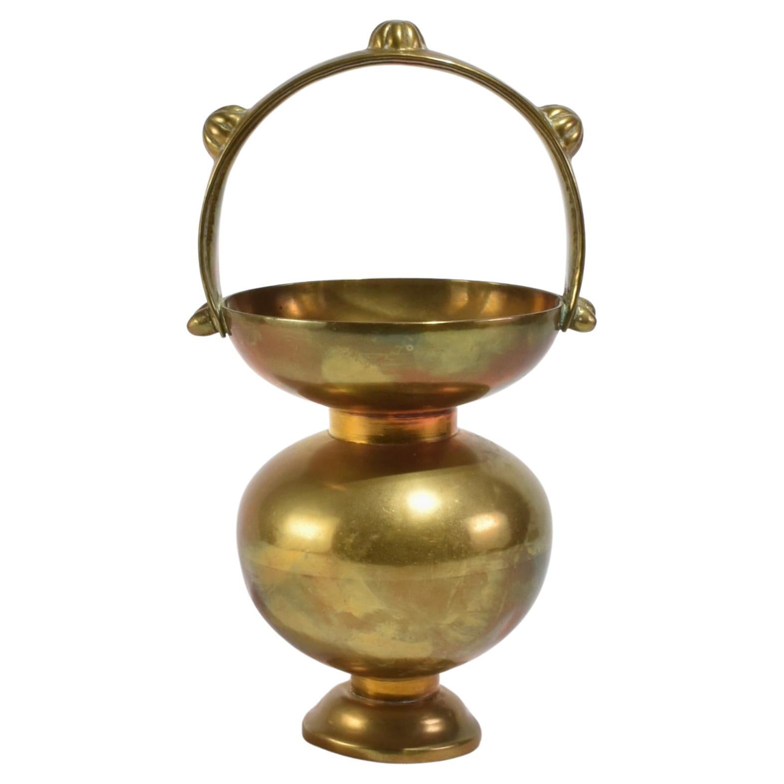 Skulpturales Gefäß aus Messing im Angebot
