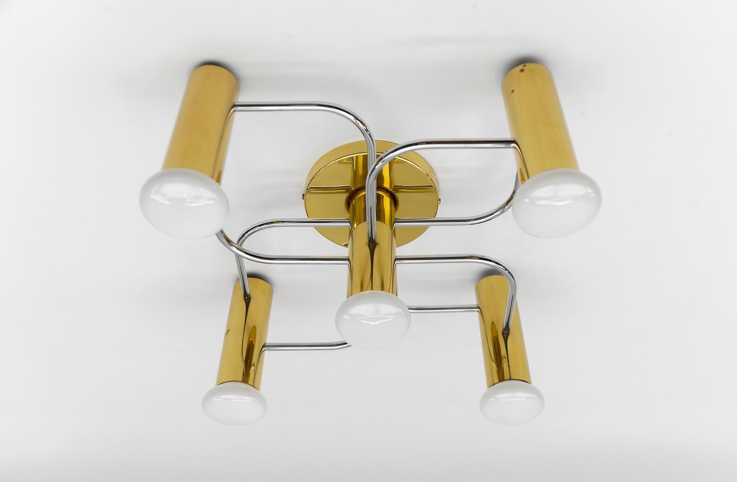 Sculptural Silber / Gold Wall Light Flush Mount by Leola, 1970s Germany

Dimensions:
Height: 6.19 in ( 16 cm )
Width: 17.72 in ( 45 cm )
Depth: 17.72 in ( 45 cm )


The fixture need 1 x E27 standard bulb with 60W max.

Light bulbs are not
