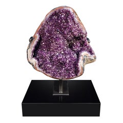 Skulpturale brasilianische Amethyst-Geode auf schwarzem Acrylsockel, Stefano Piccini
