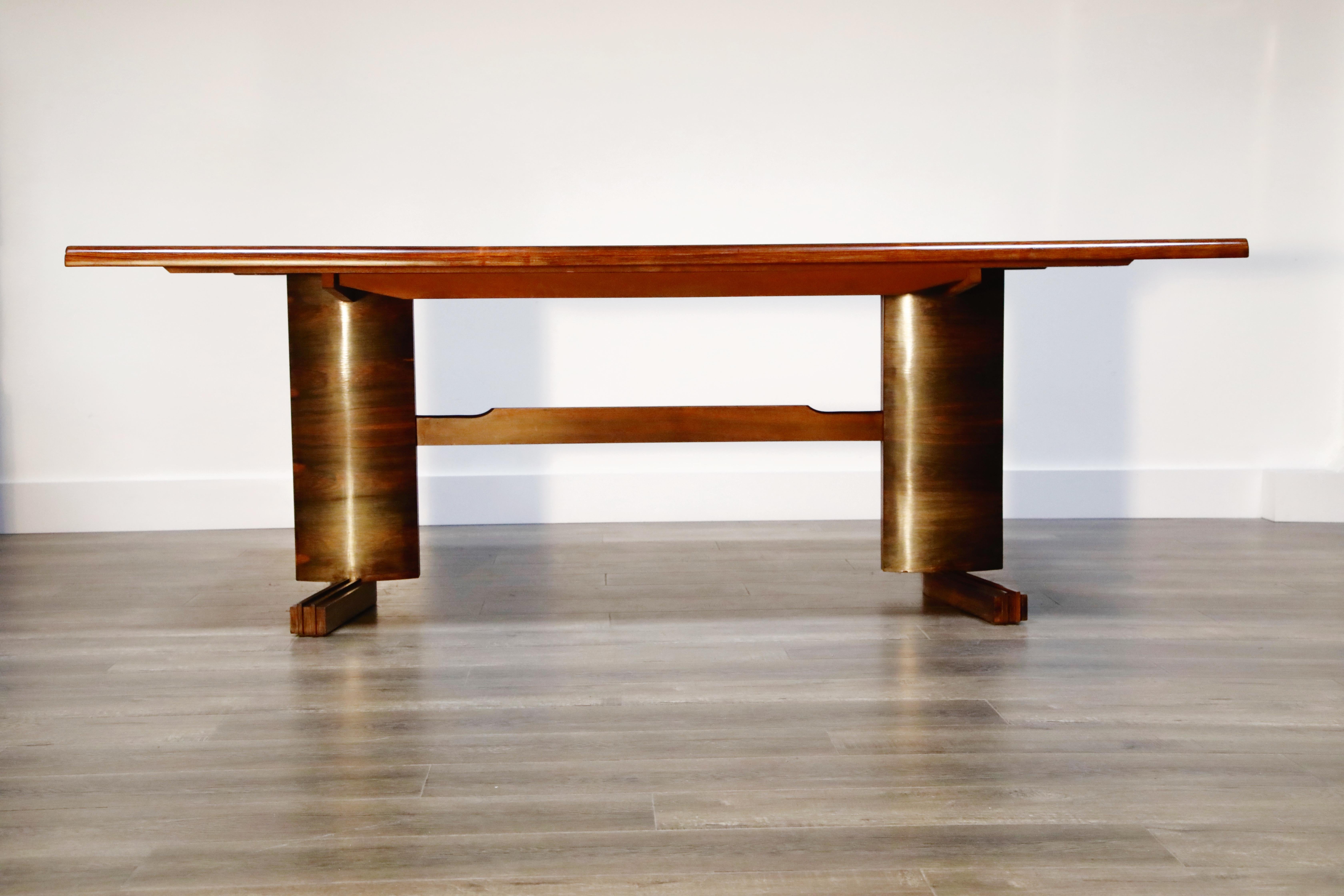 A gorgeous Brazilian Modern dining table with incredible vivacious grain by Novo Rumo, produced in the 1960s. The top features a flamed grain pattern with deep veins and stunning color with rounded edges along the longer sides of the table and a