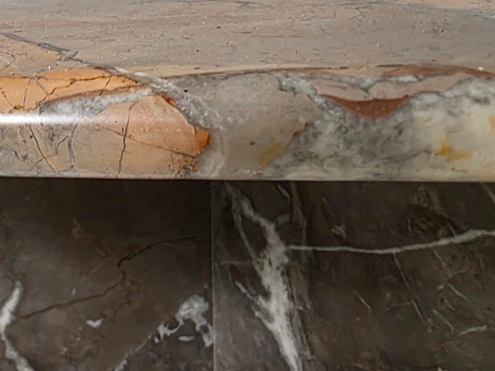 Tavolini scultorei in marmo di Breccia, anni '70 in vendita 4