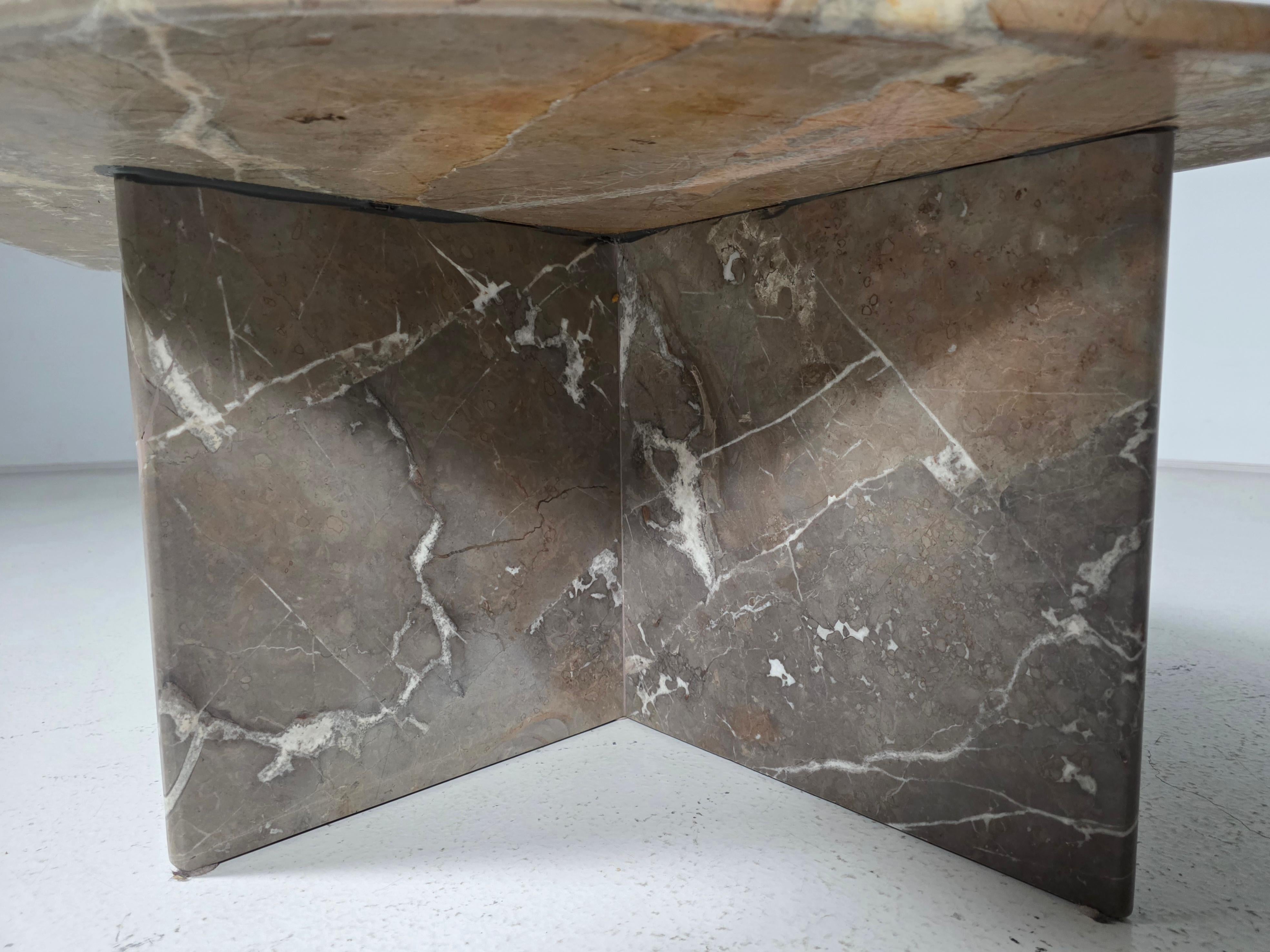 Tavolini scultorei in marmo di Breccia, anni '70 in vendita 5