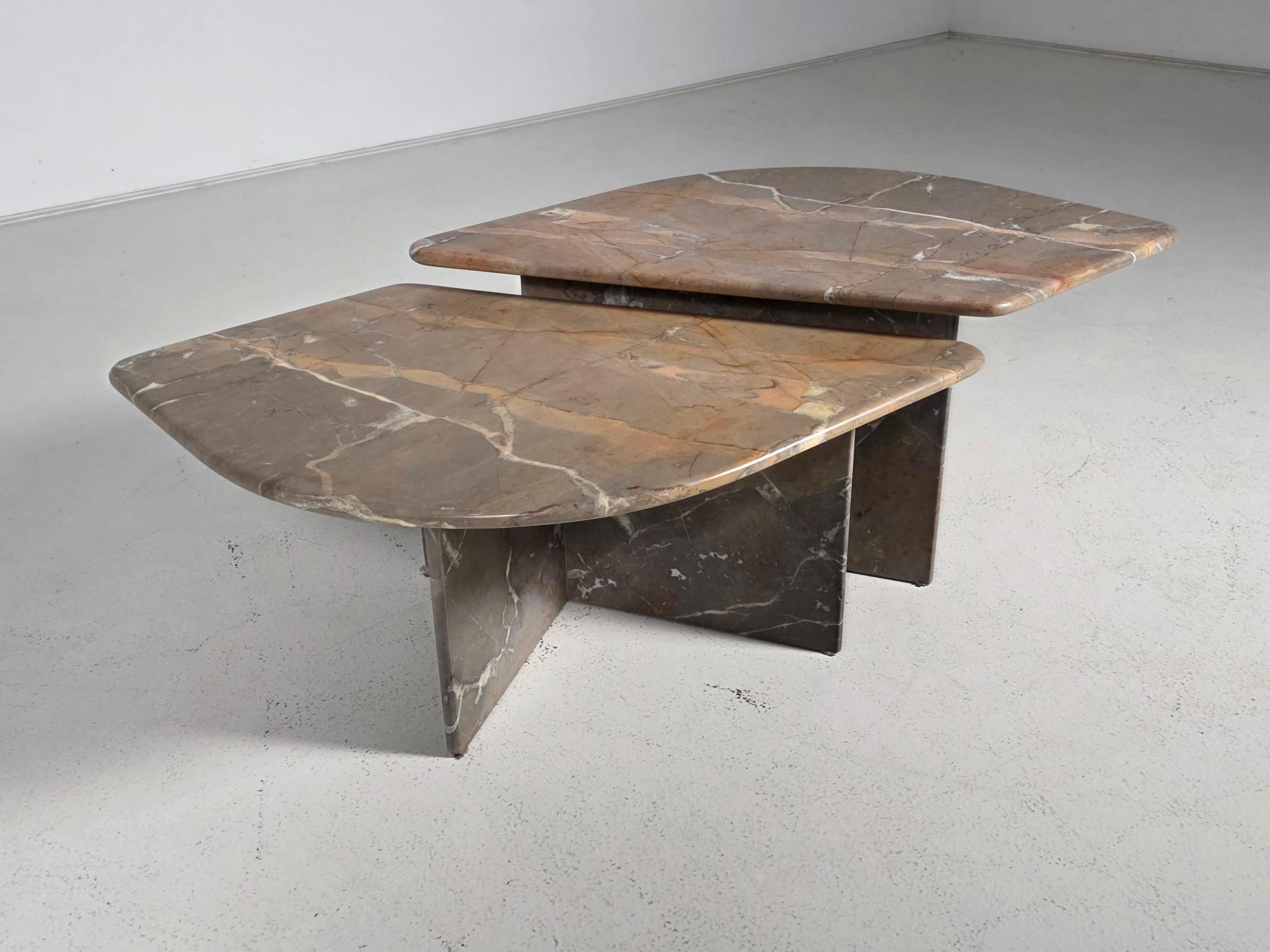 Tavolini in marmo di Breccia, Italia, anni '70

Una coppia scultorea di tavolini in marmo Breccia italiani degli anni '70. Realizzato in pietra massiccia, ogni pezzo presenta le calde tonalità del tortora e le drammatiche venature caratteristiche