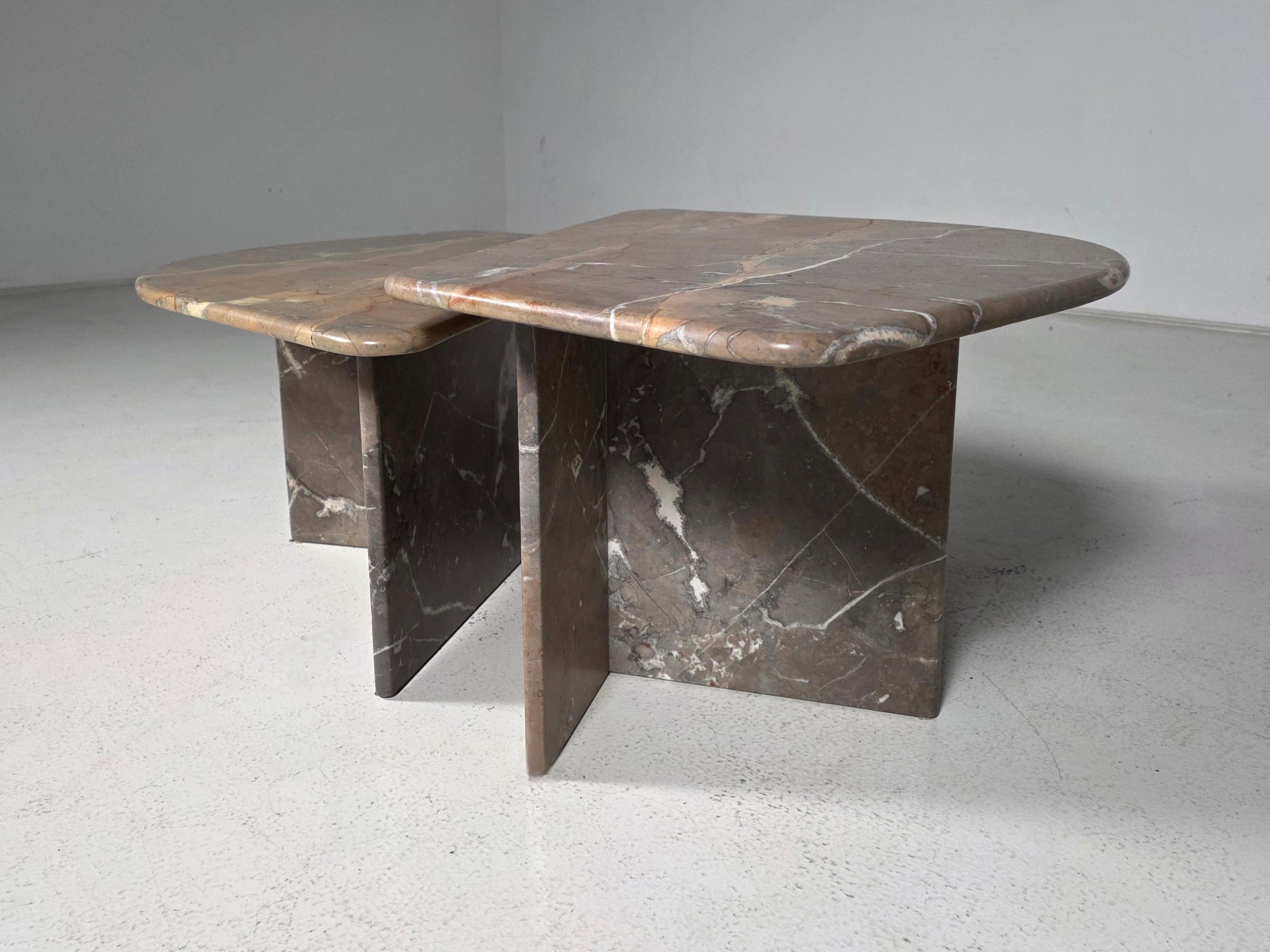 Mid-Century moderno Tavolini scultorei in marmo di Breccia, anni '70 in vendita