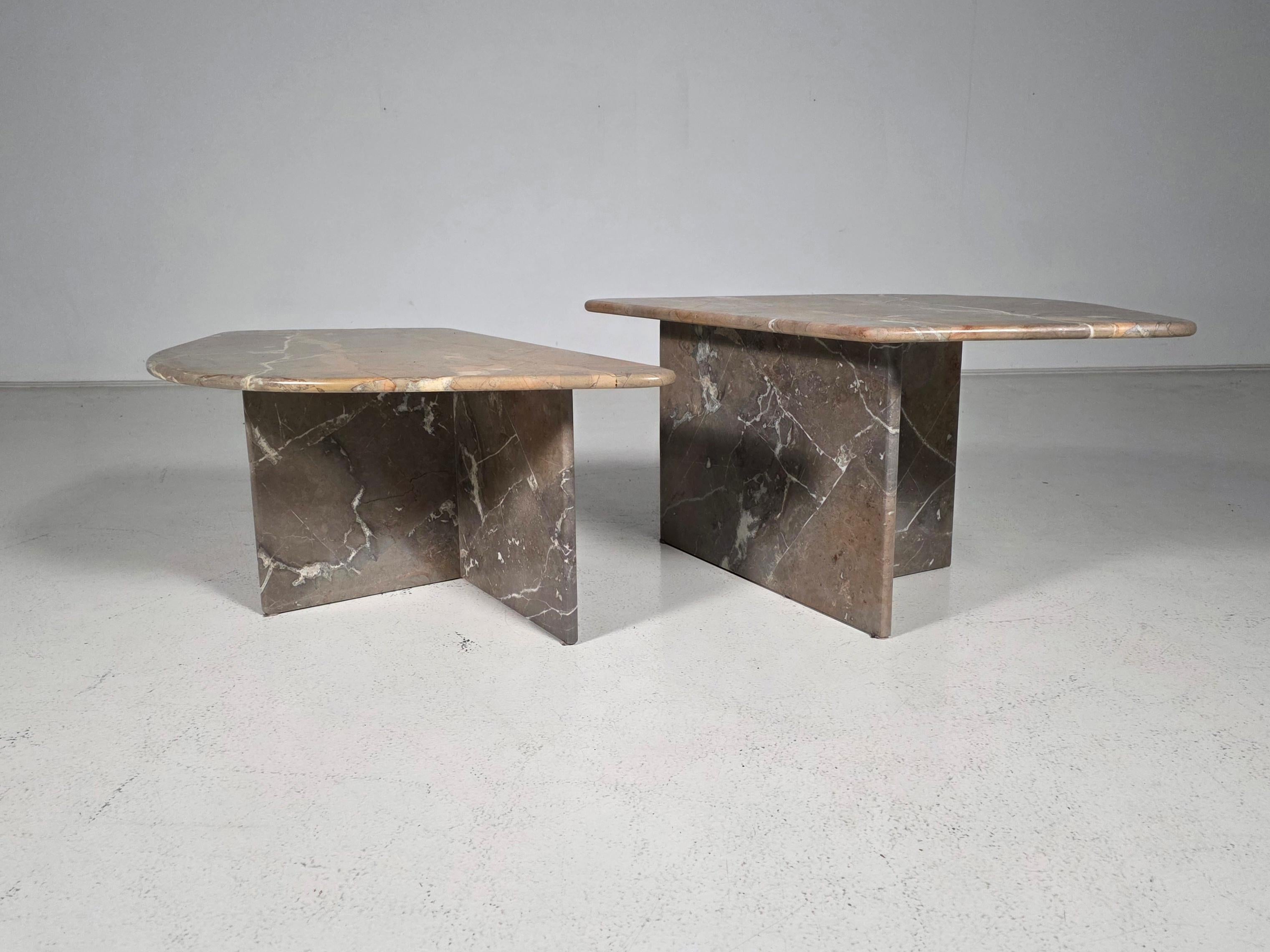 Tavolini scultorei in marmo di Breccia, anni '70 in vendita 1