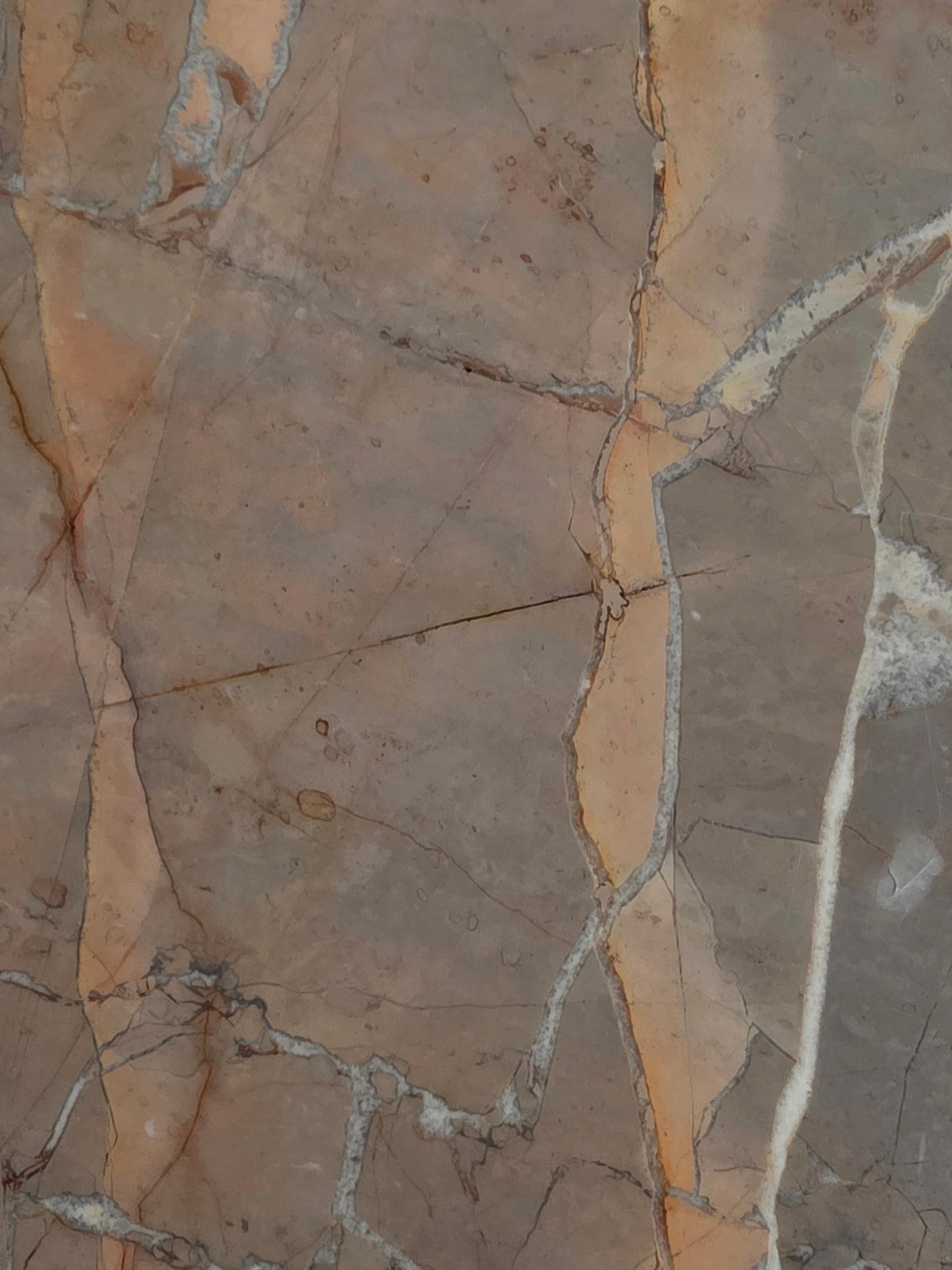 Tavolini scultorei in marmo di Breccia, anni '70 in vendita 2