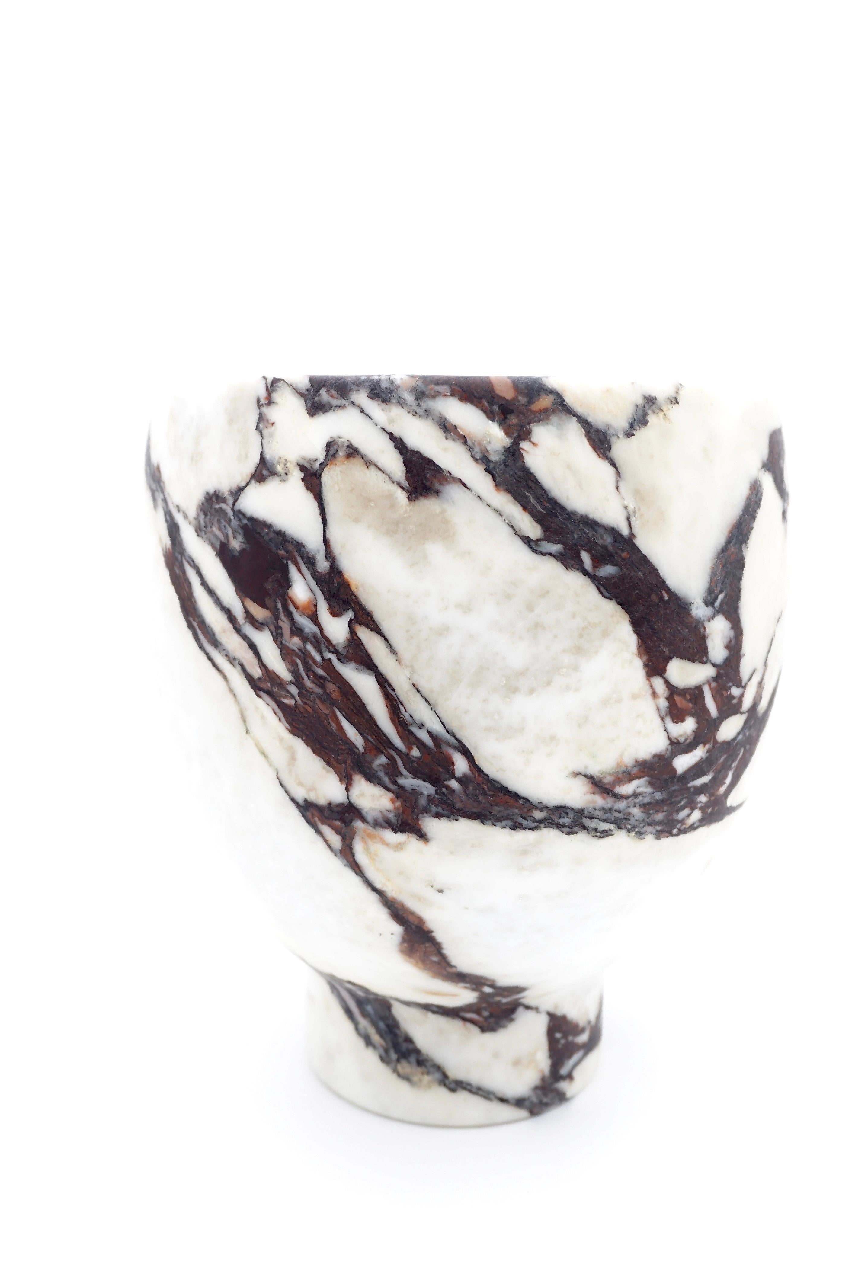 Vaso scultoreo in marmo Breccia Medicea 
