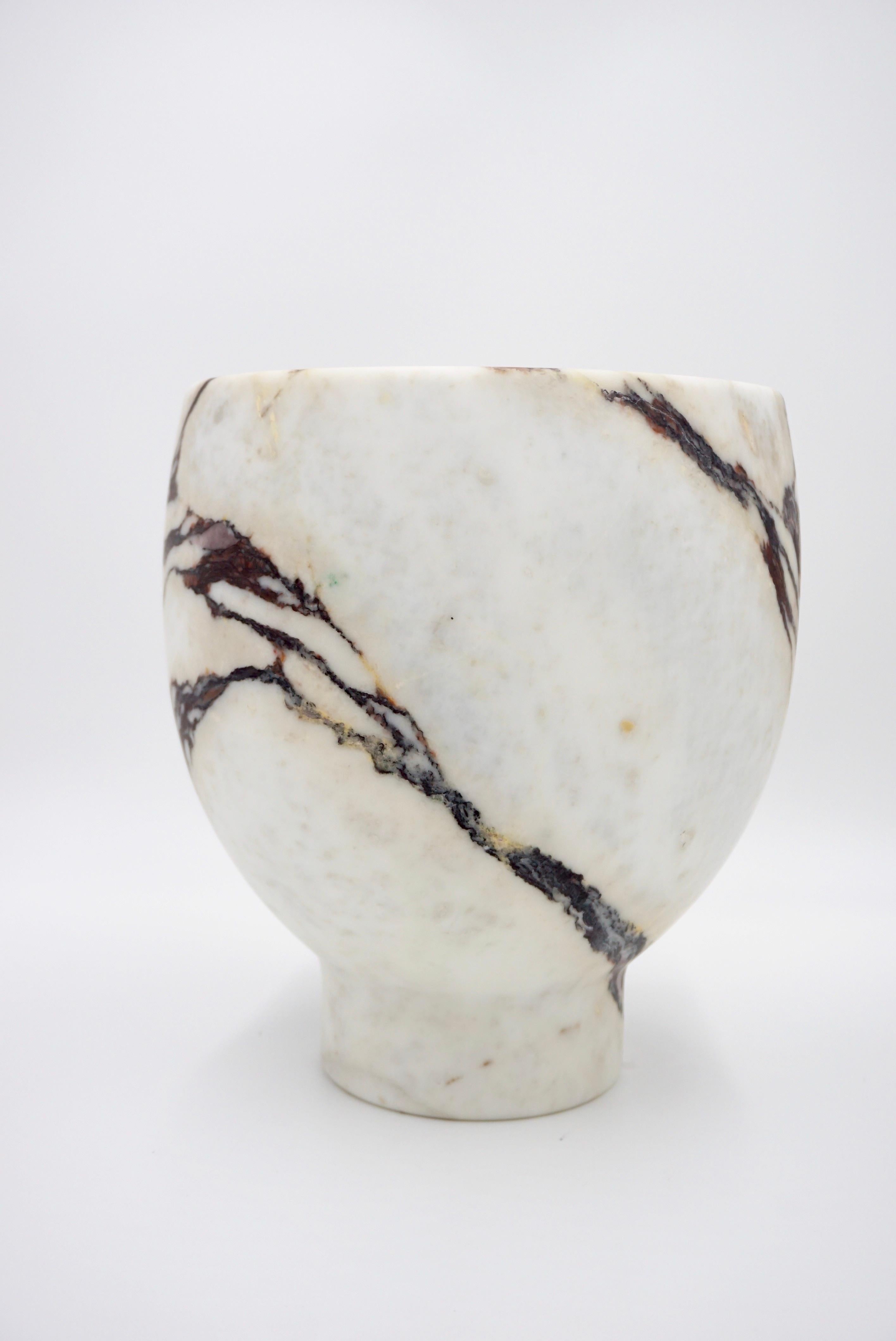 Marmo Breccia Vaso scultoreo in marmo Breccia Medicea 