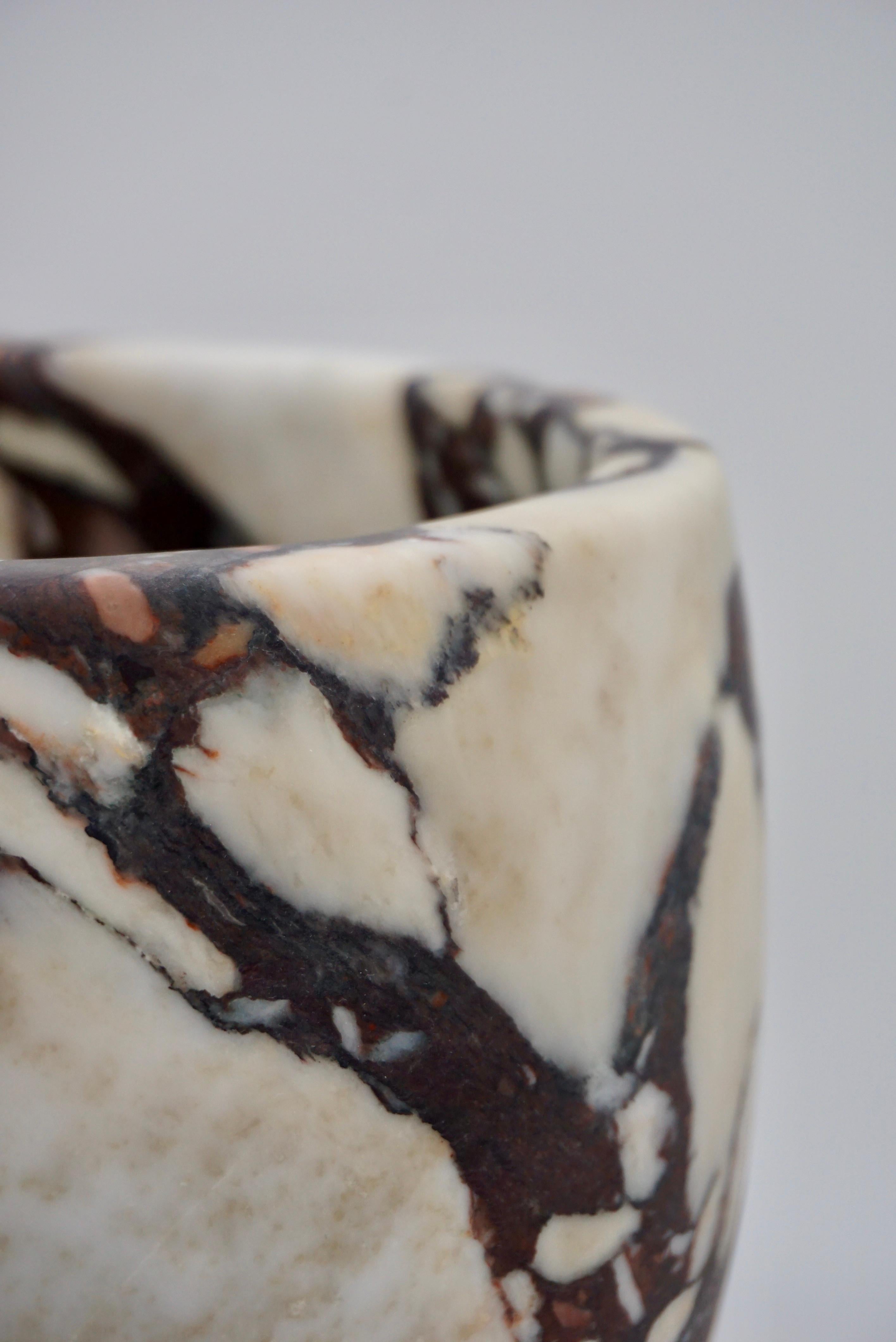 Vaso scultoreo in marmo Breccia Medicea 