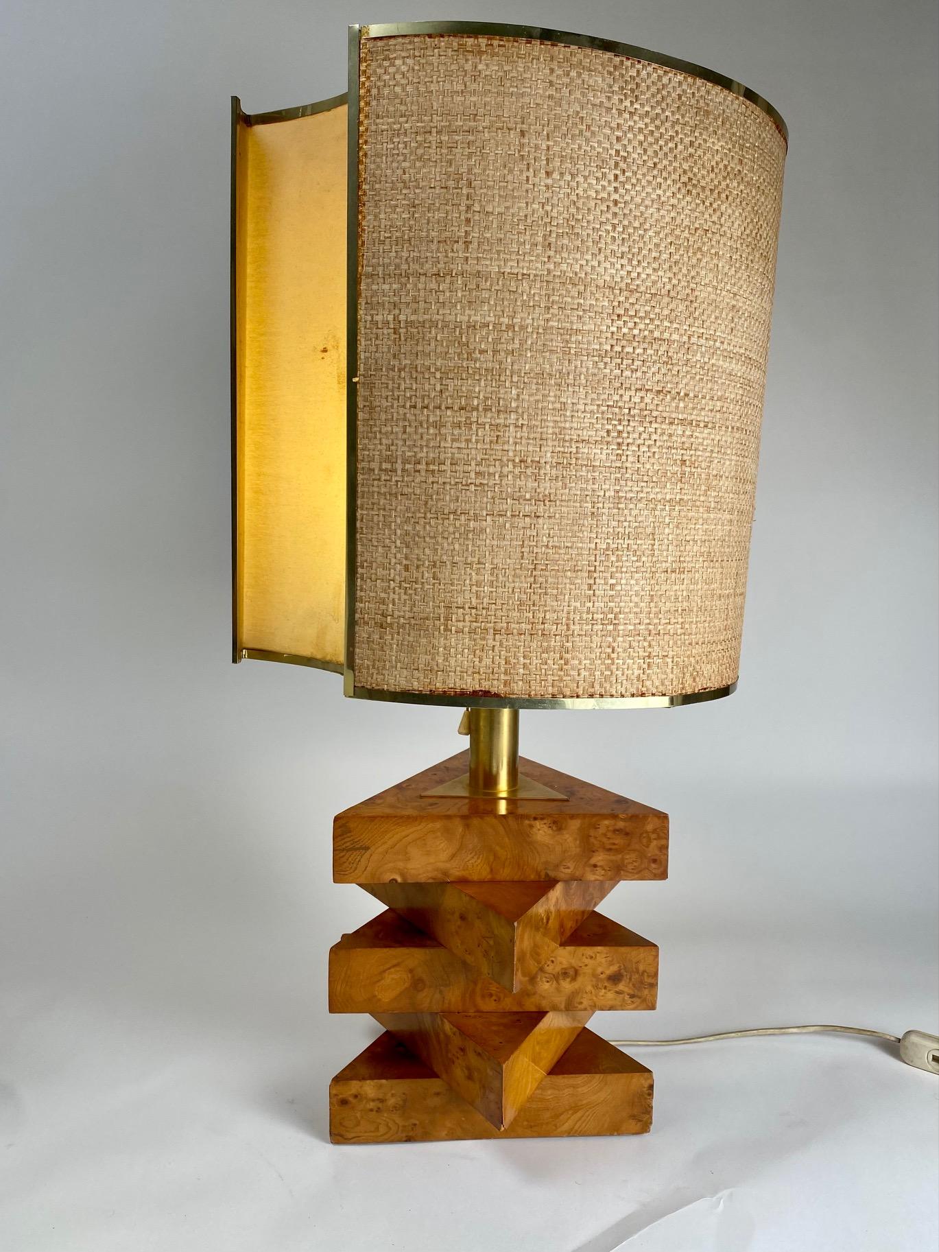 Rara lampada da tavolo scultorea in legno di radica e metallo realizzata in Italia, anni '70

Si tratta di una lampada altamente iconica, dalle forme geometriche pronunciate, elegante e raffinata, che si adatta a diversi contesti.