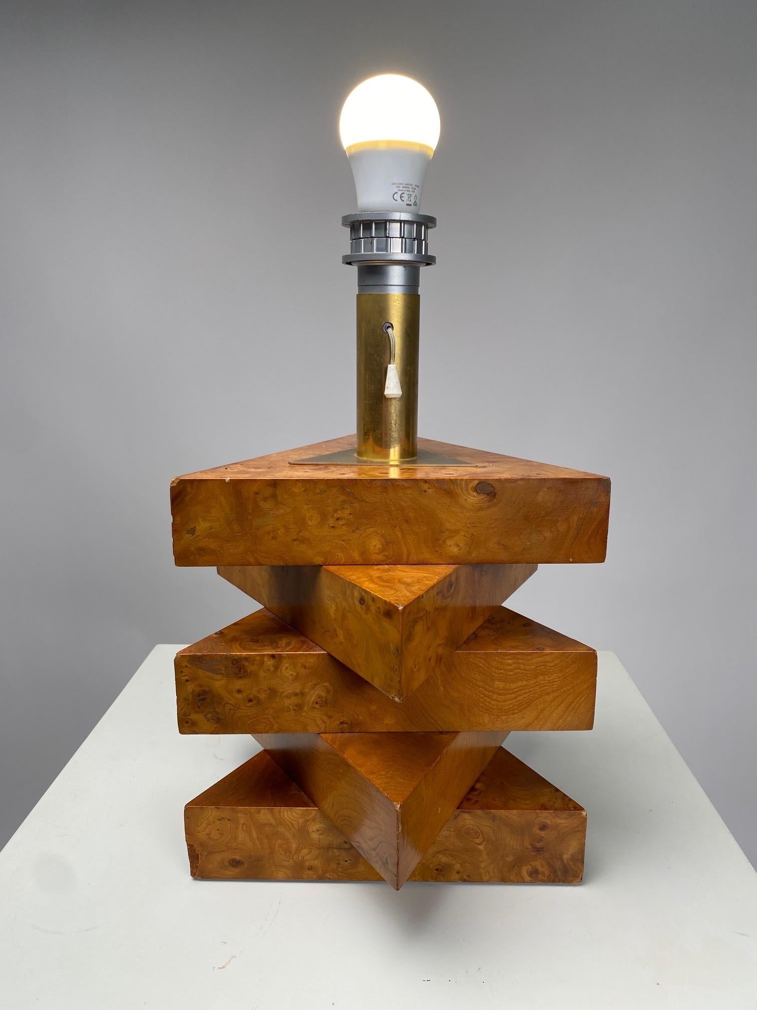Lampada da tavolo scultorea in radica, Italia, anni '70 In condizioni buone in vendita a Argelato, BO