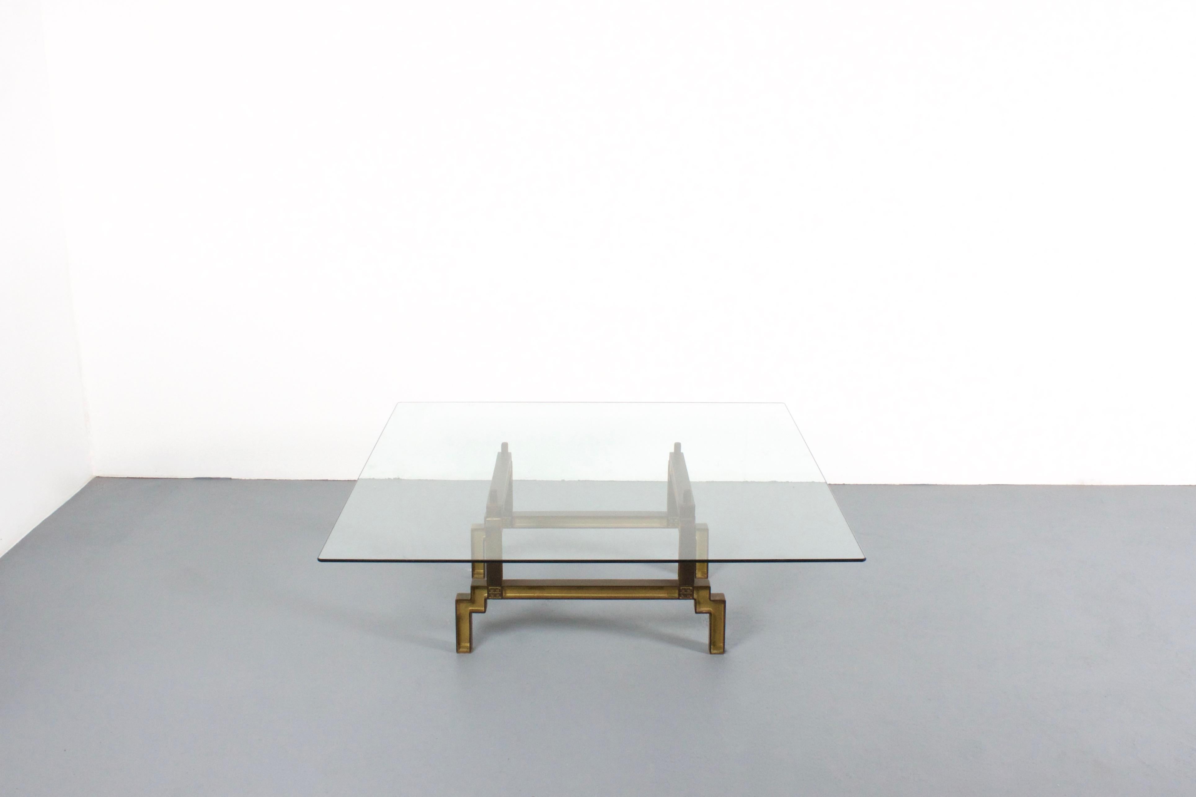 Néerlandais Table basse sculpturale en bronze et verre de Peter Ghyczy en vente