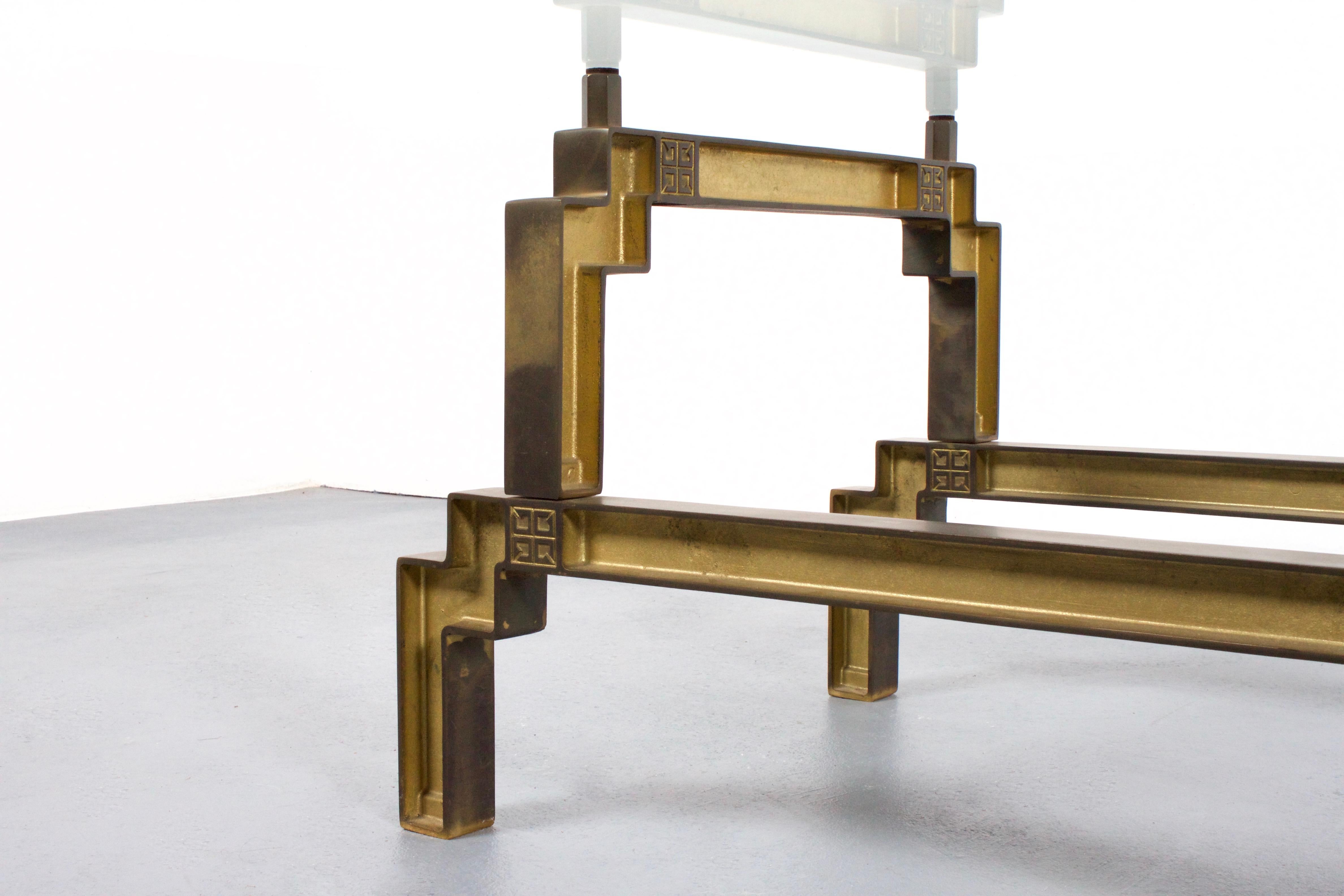 20ième siècle Table basse sculpturale en bronze et verre de Peter Ghyczy en vente