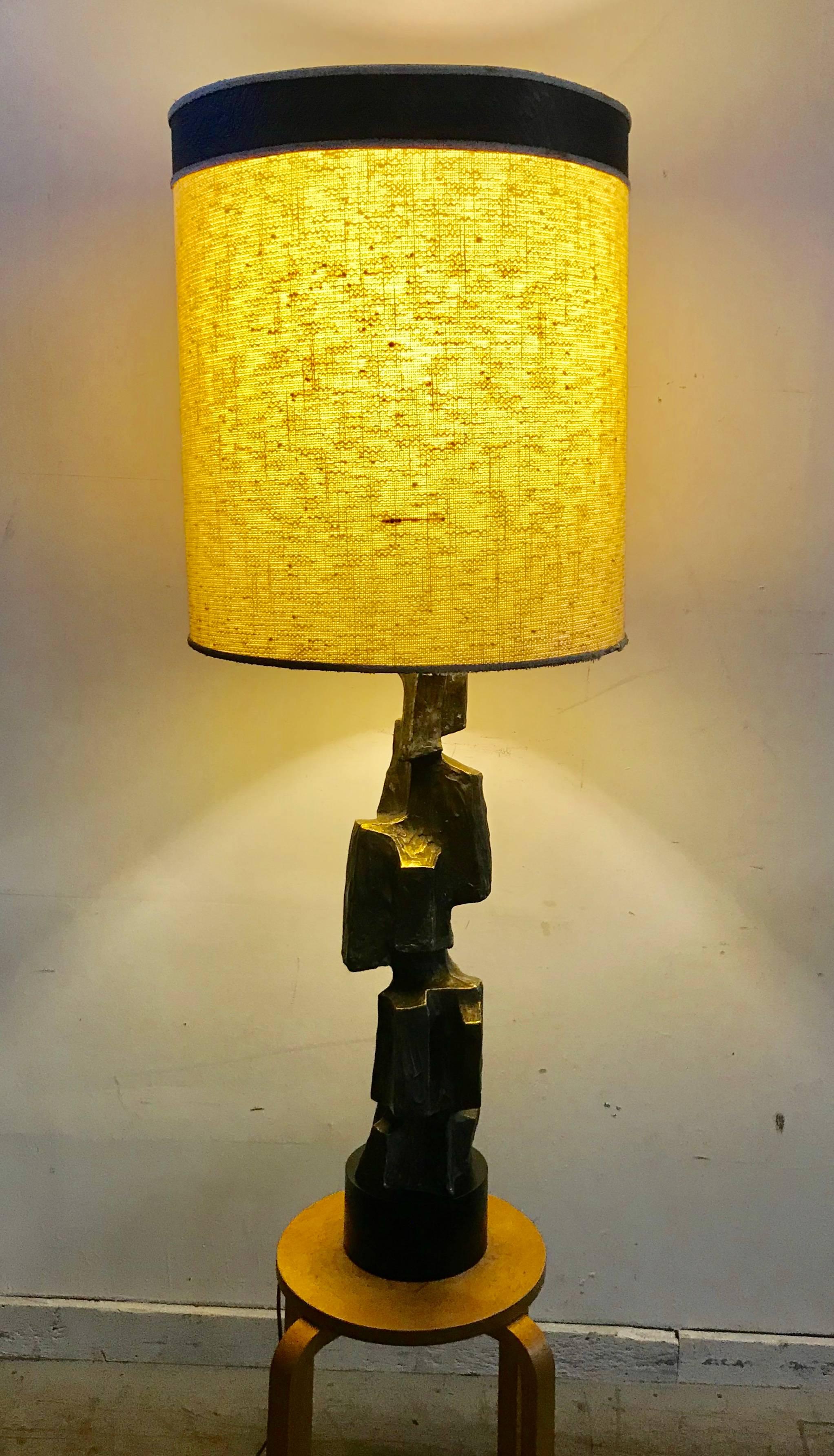 Sculptural bronze Brutalist table lamp, Maurizio Tempestini laurel, lamp base finished in bronze patina over textural cast metal body. Retains original lamp shade with bronze textured detail.