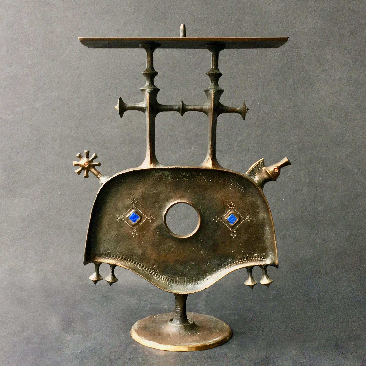Skulpturaler Kerzenhalter aus Bronze:: mit blauen und roten Details. Hergestellt von Pap Zoltàn:: Ungarn:: Mitte des 20. Jahrhunderts. 

Die Skulptur stellt ein stilisiertes Pferd mit Kopfbedeckung dar und ist in einem sehr schönen Originalzustand