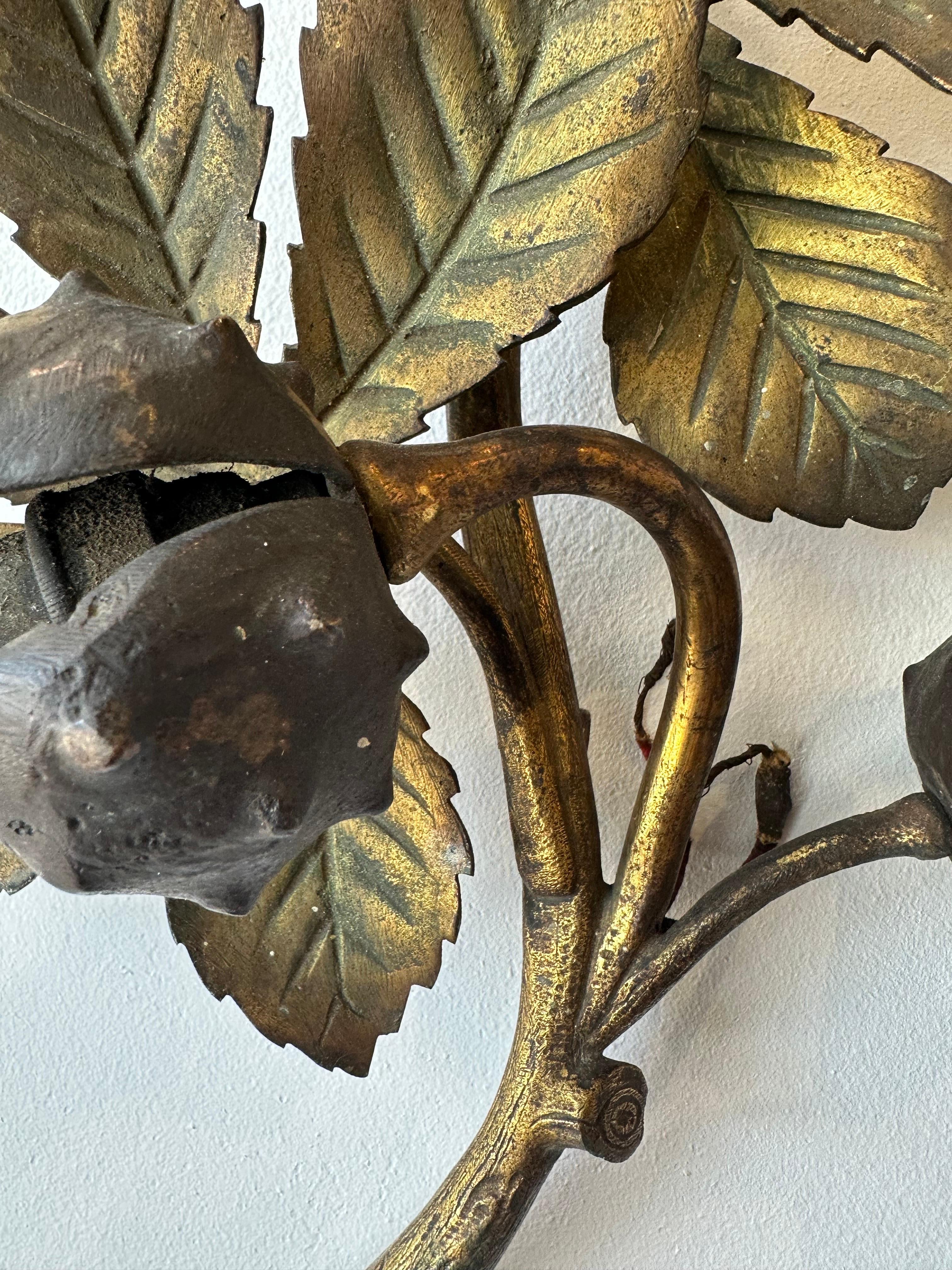 Francese Lampada da parete scultorea in bronzo con rami di castagno antichi in vendita