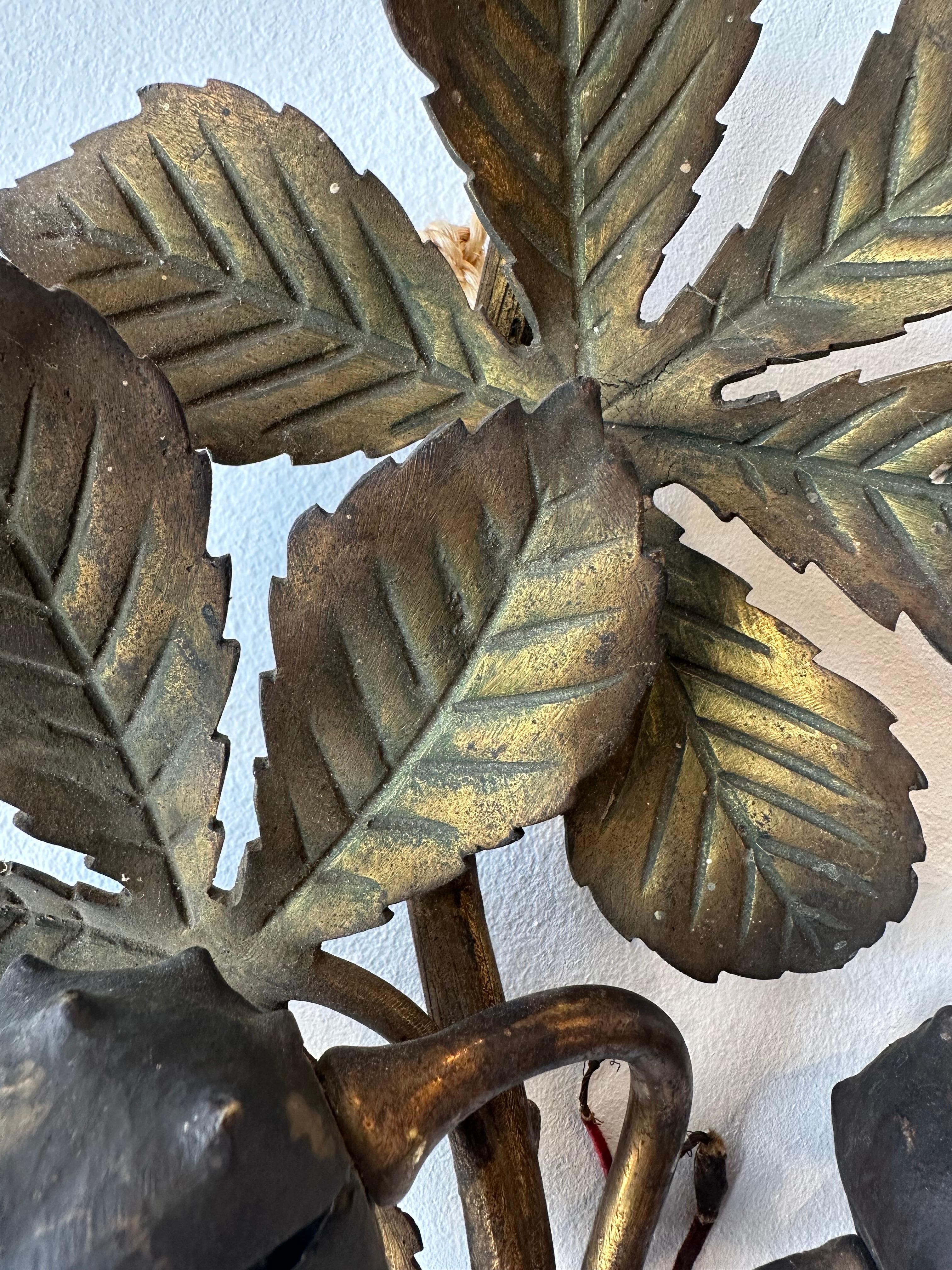 Lampada da parete scultorea in bronzo con rami di castagno antichi in vendita 1