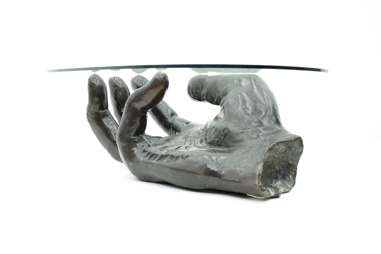 Heavy bronze (56 Kilo) coffee table in form of a Hand with an oval glass top.

Measurements without glass: W 98, W 55, H 42, with glass D 80 x W 130 H 44 (cm)
Very good condition.