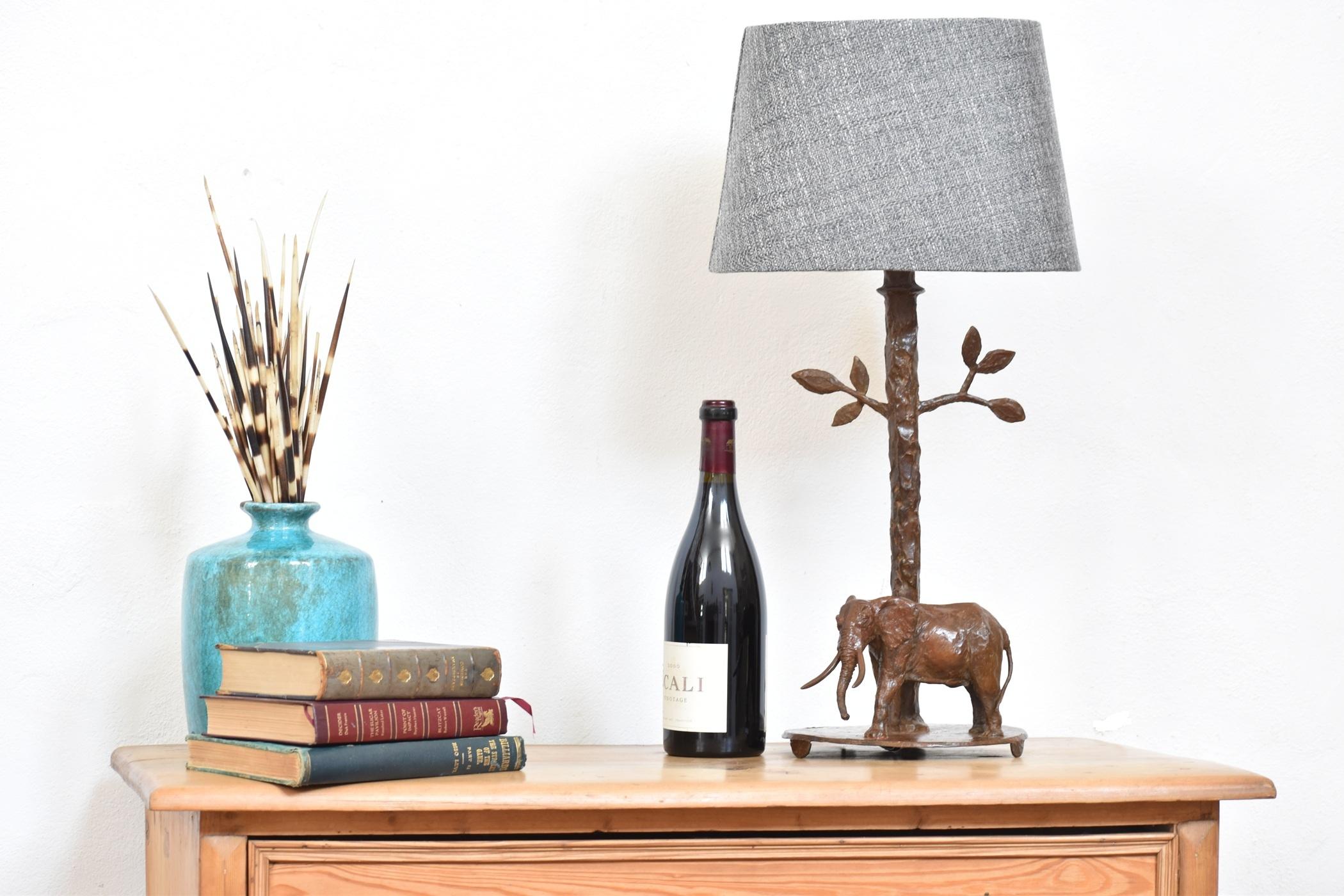 L'éclairage réimaginé - Lampe de table éléphant sculpturale en bronze : Fusion de l'art et de la fonction, cette lampe de table fabriquée à la main est conçue comme une pièce unique en bronze coulé pour les intérieurs exigeants. Tous mes meubles et