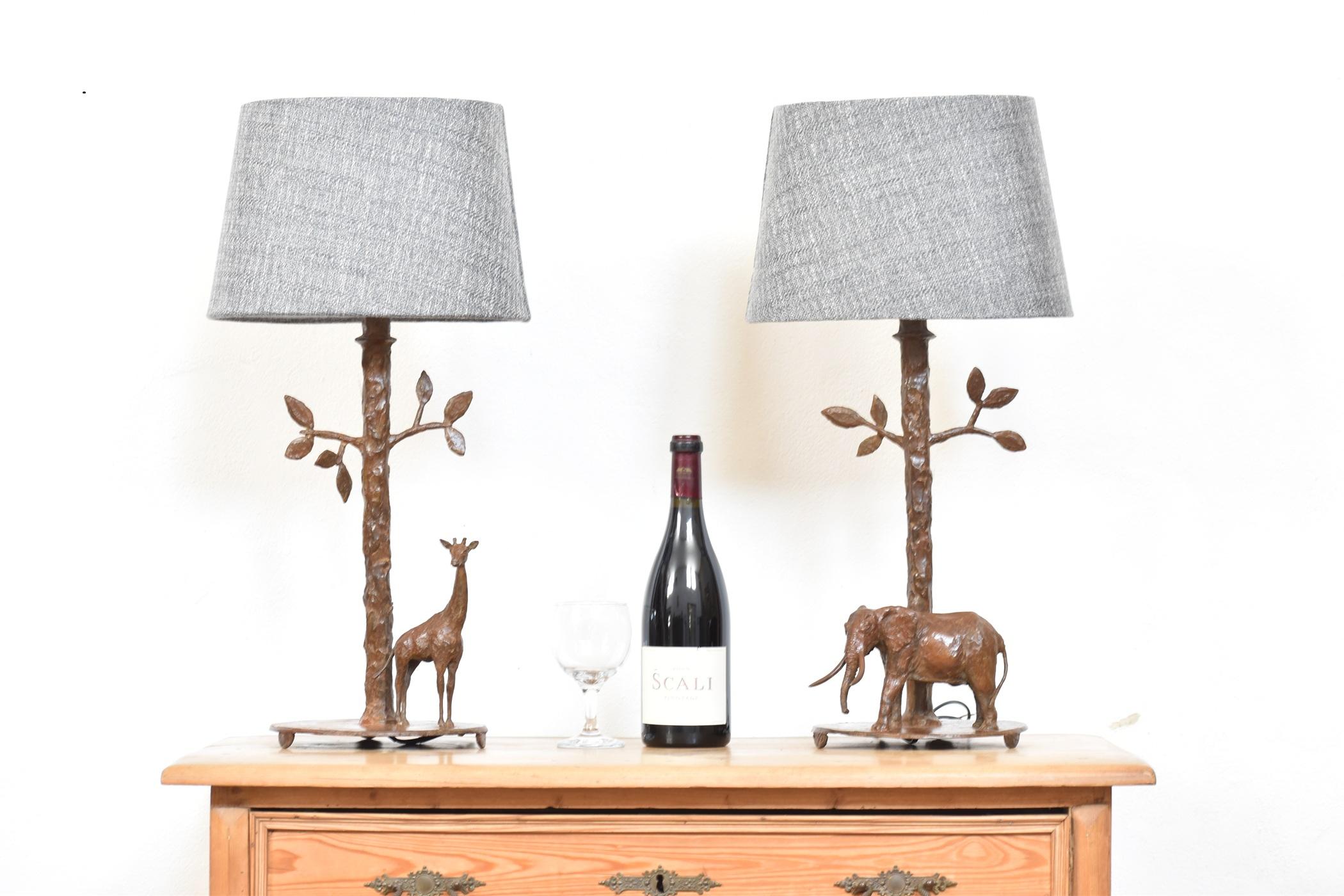 Sud-africain Lampe de table éléphant sculpturale en bronze en vente