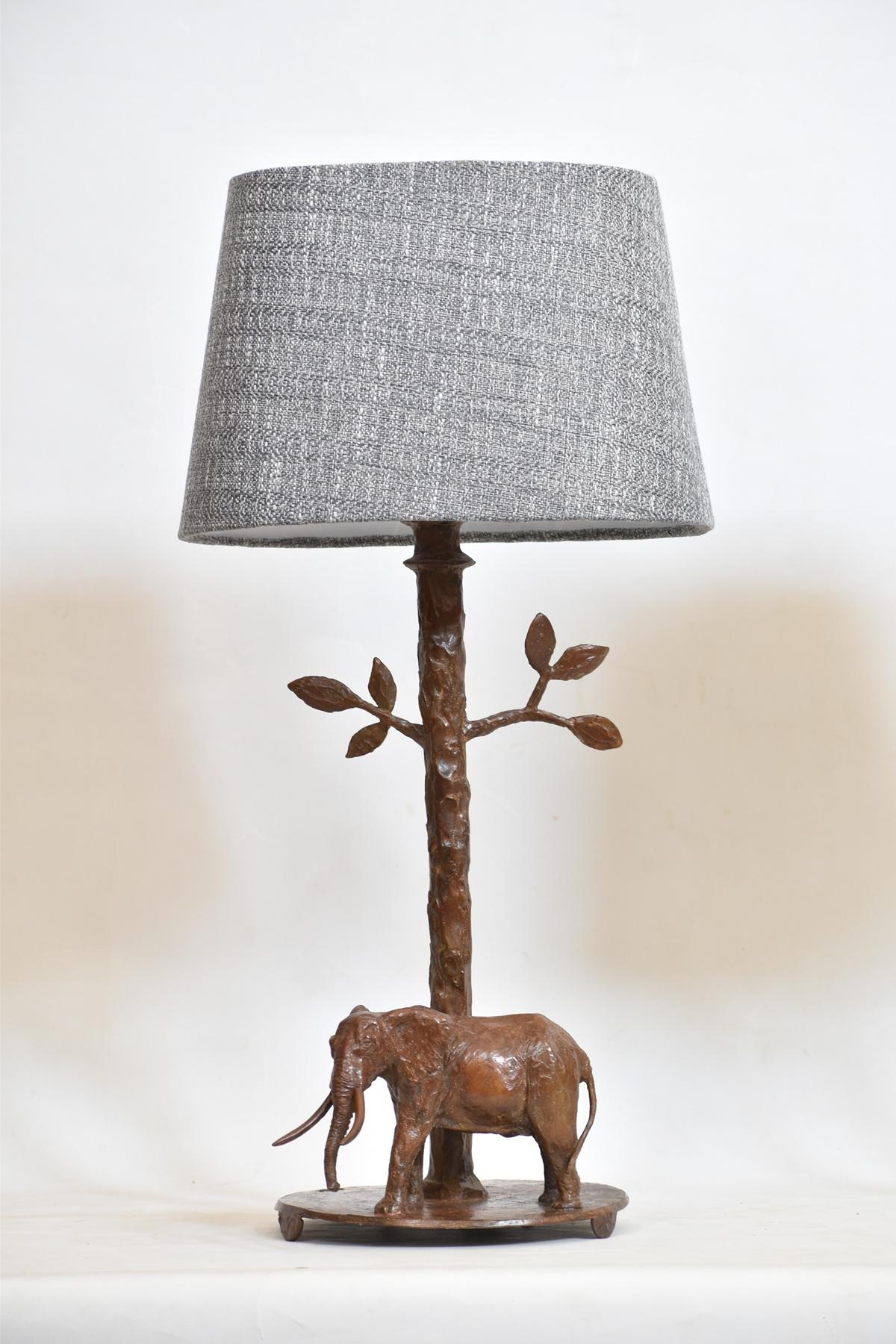 Moulage Lampe de table éléphant sculpturale en bronze en vente