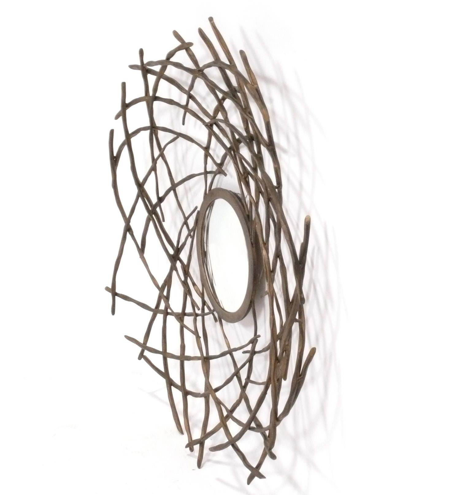 Specchio scultoreo con finitura in bronzo, alla maniera di Herve Van Der Straeten, circa anni 2000. Herve Van Der Straeten è stato chiaramente influenzato dal lavoro di Diego Giacometti e i suoi specchi vengono regolarmente venduti tra i 15.000 e i