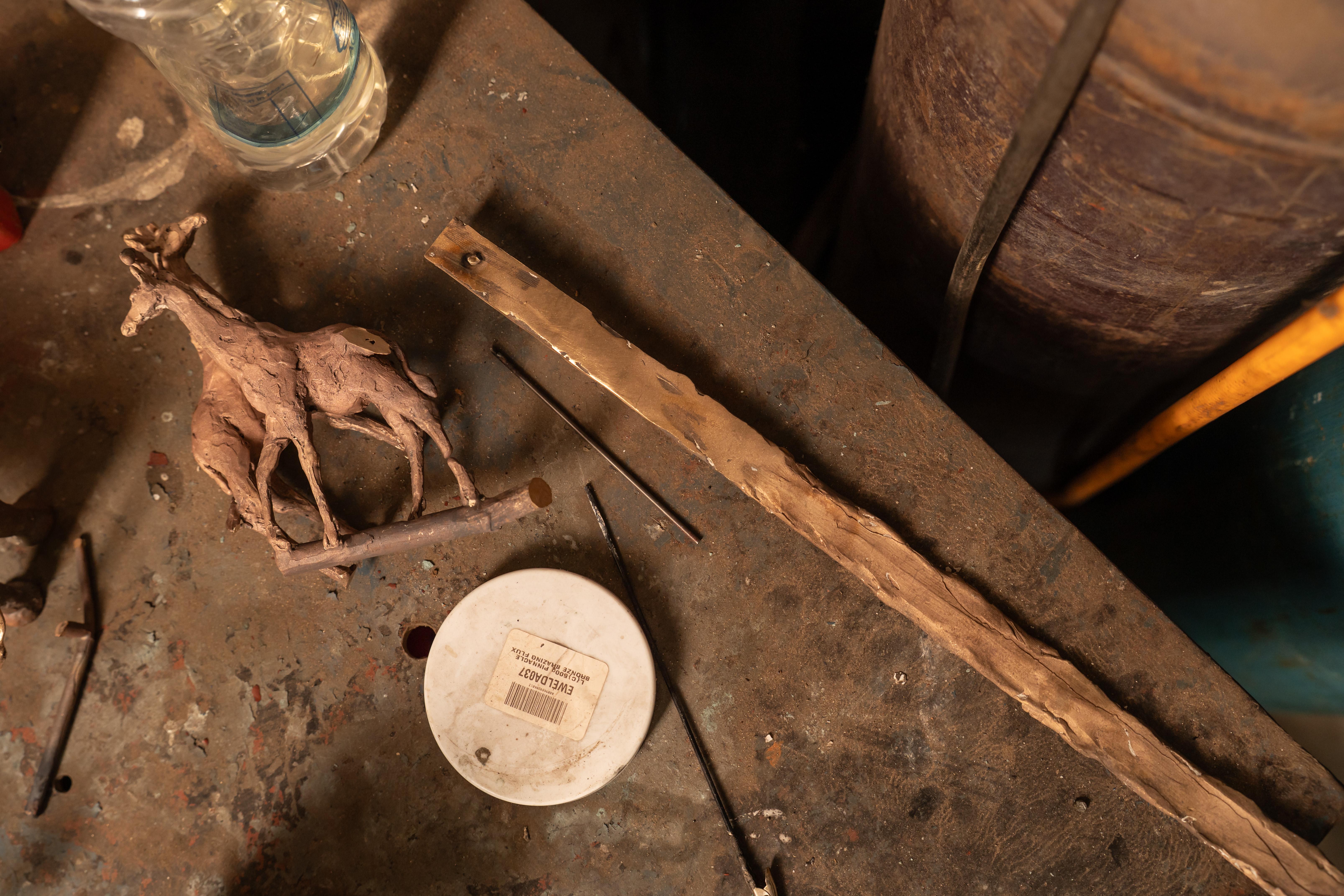 Lámpara de mesa escultórica de bronce Siglo XXI y contemporáneo en venta