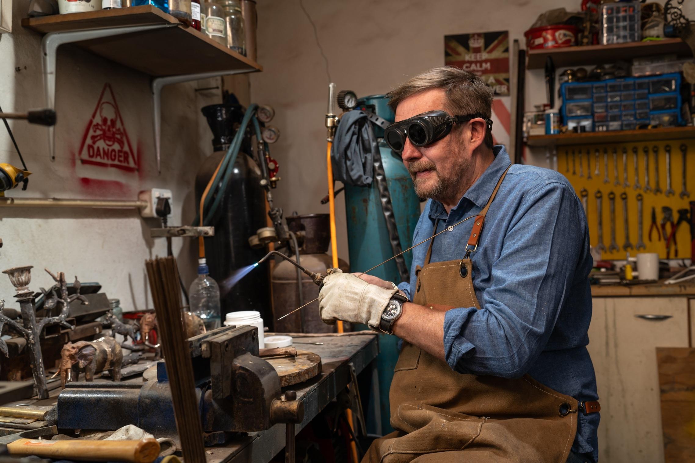 Lámpara de mesa escultórica de bronce en venta 1