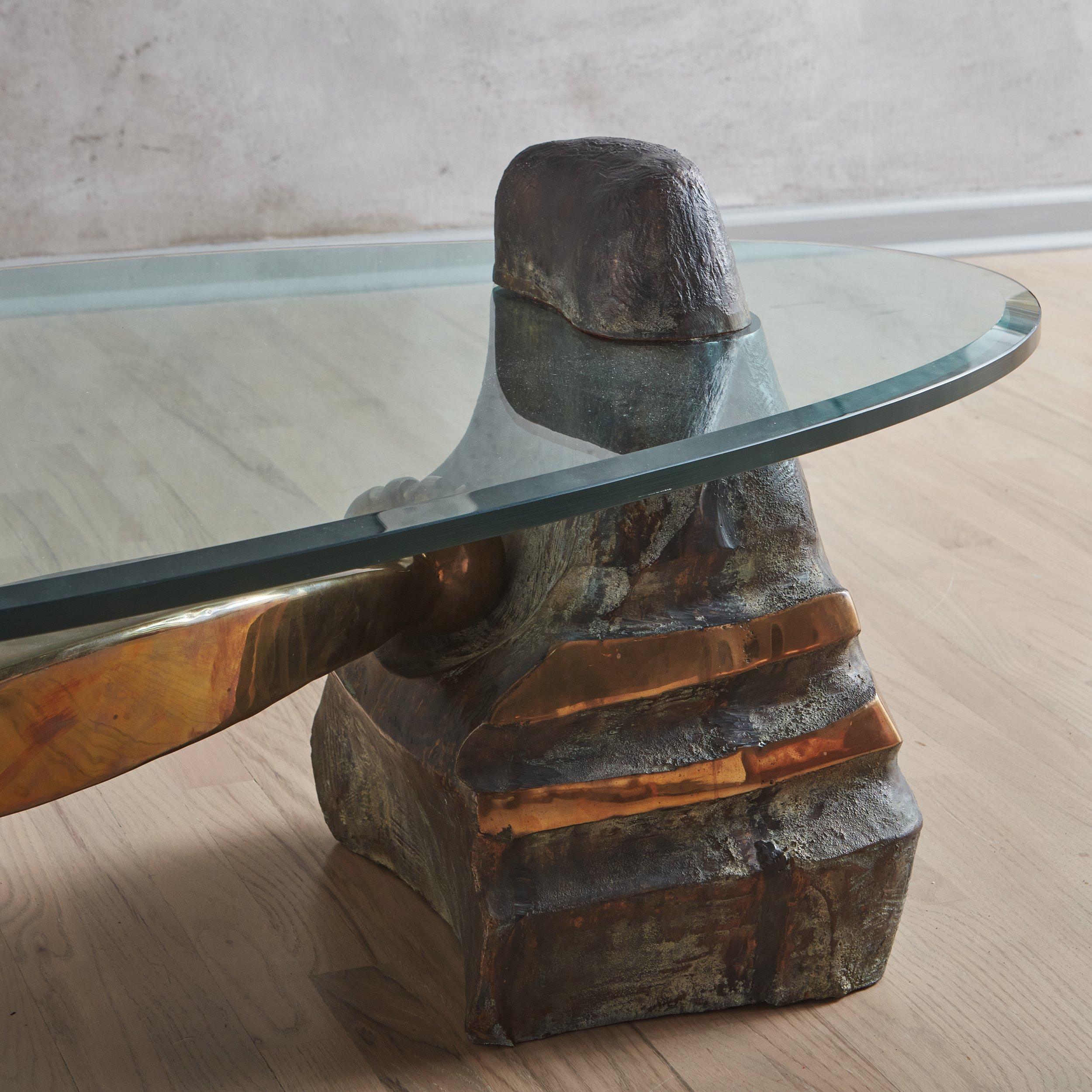 Table basse sculpturale en bronze et verre de Wayne Trapp, 1987 Excellent état - En vente à Chicago, IL