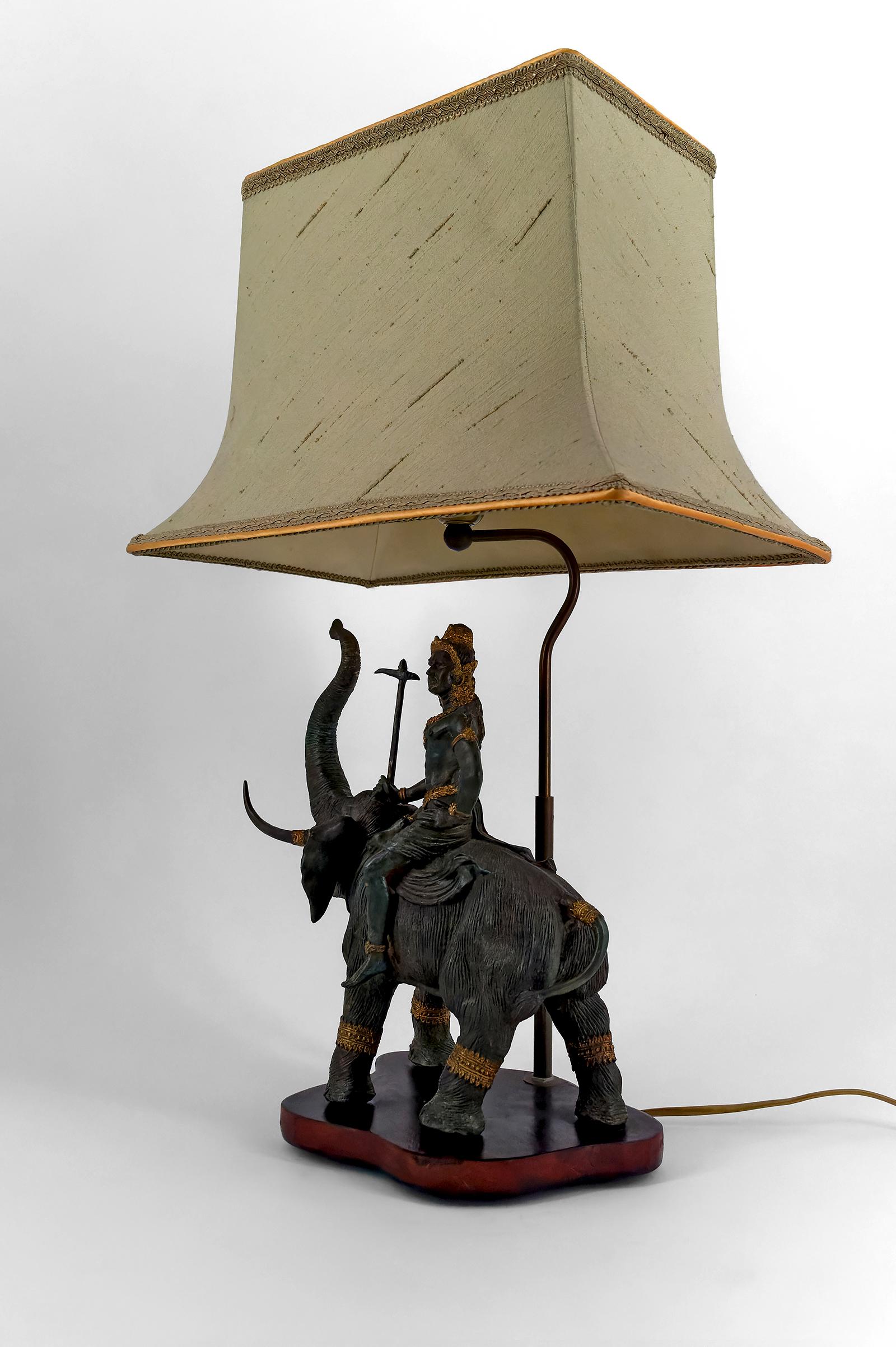 Sculptural Bronze Lamp with Dual Patina Representing Indra on Airavata, Thailand In Good Condition For Sale In VÉZELAY, FR