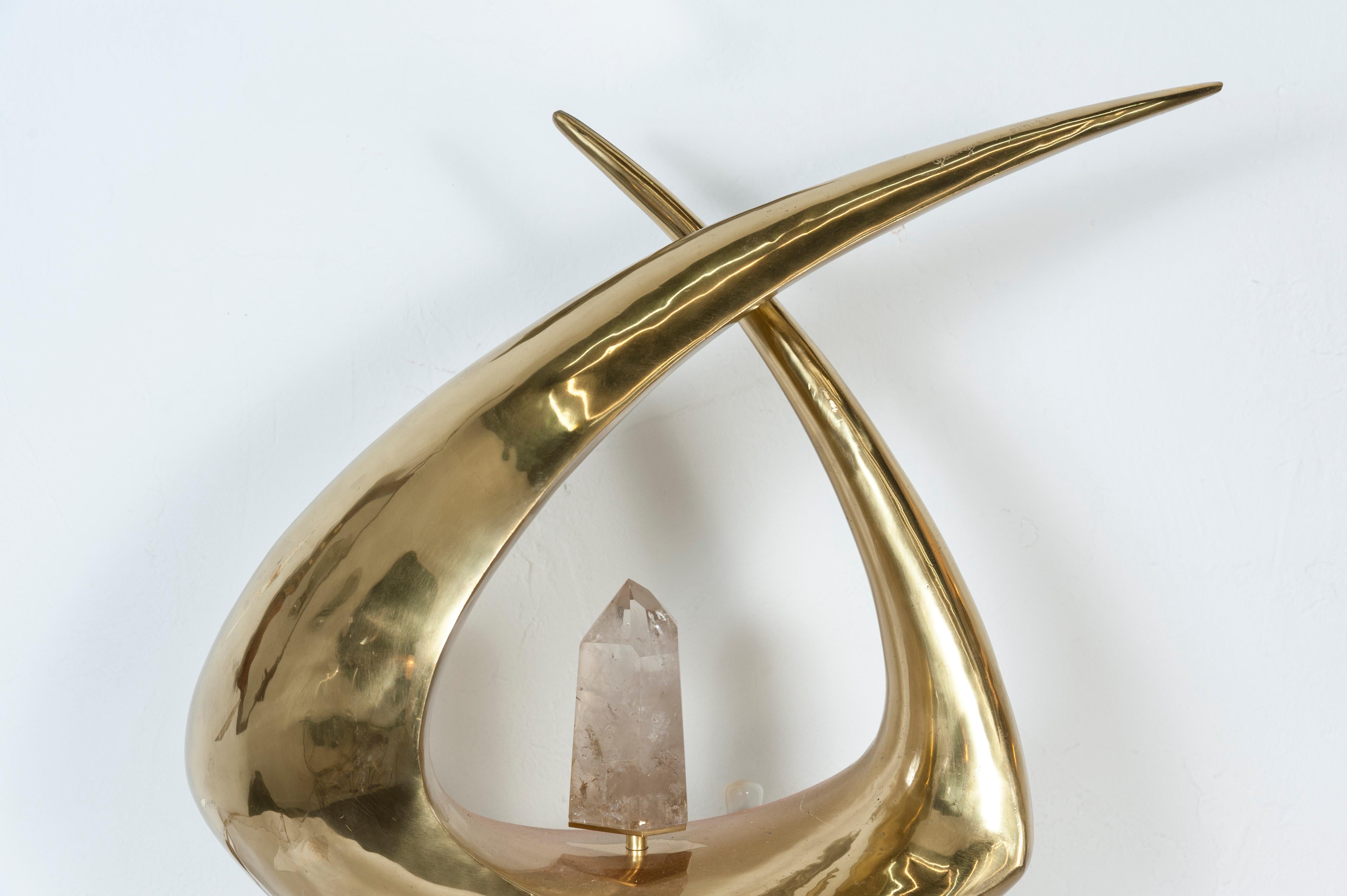 Skulpturale Bronzelampe mit Bergkristall, signiert von Georges Mathias (Französisch) im Angebot