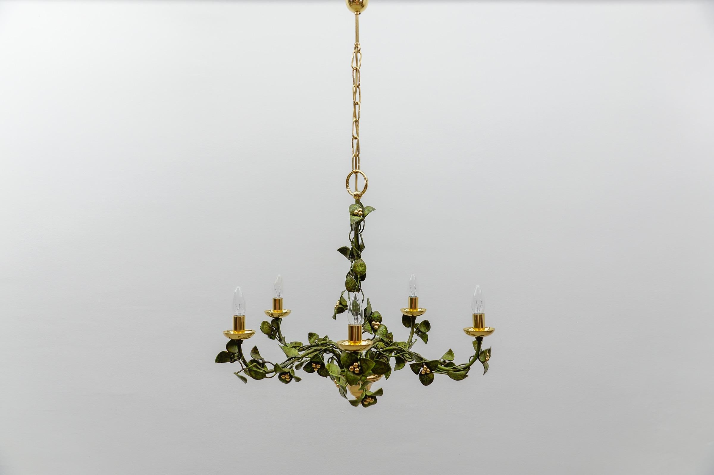 Sculptural bronze-patinated pendant lamp Lamp by Hans Möller, 1970s

5xocket e14. Dimmable.

The lamp is executed with 5 x E14 Edison screw fit bulbs. It is wired and in working condition. It runs both on 110 / 230 volt. It runs on both 110/230