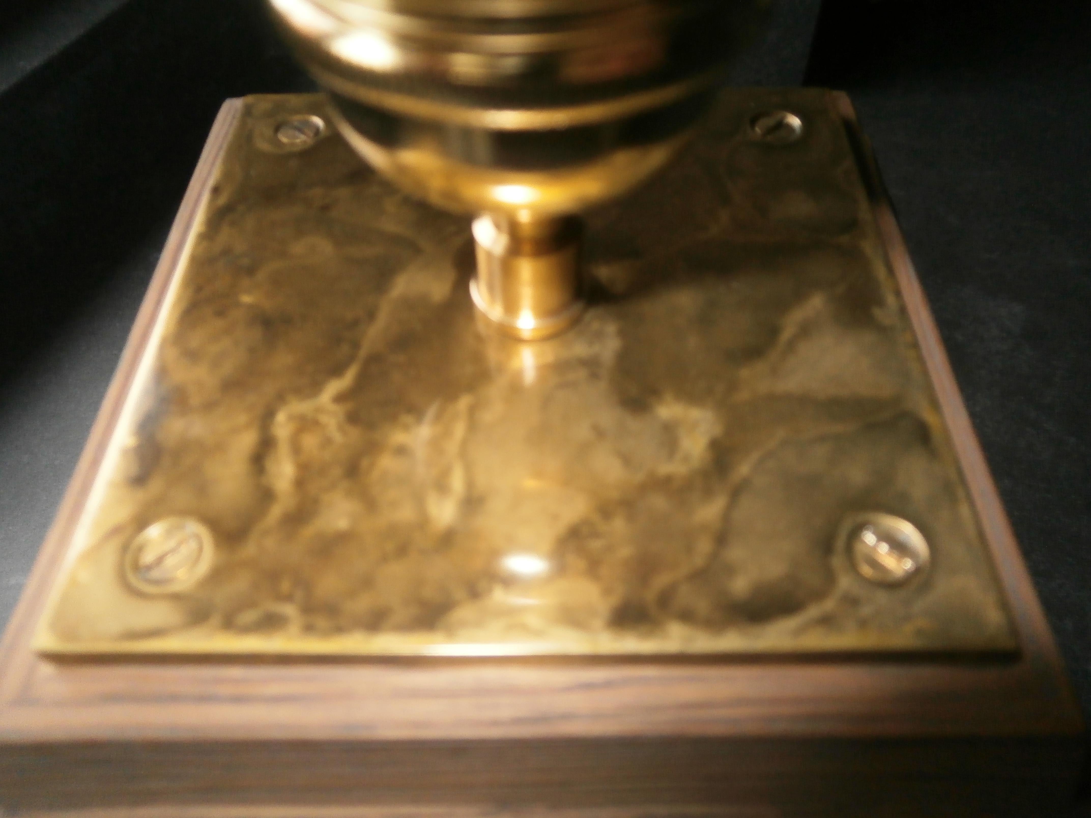 Skulpturale Bronze-Tischlampe im Angebot 6