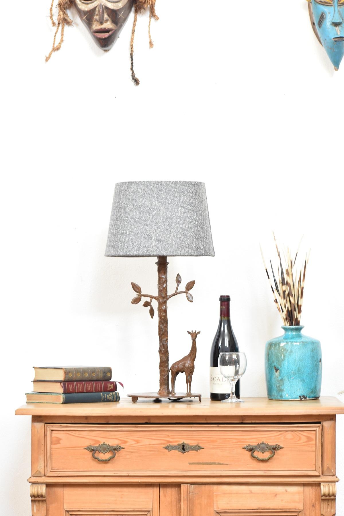 Lampada da tavolo scultorea a forma di giraffa in bronzo: Fusione di arte e funzionalità, questa lampada da tavolo realizzata a mano è un pezzo unico in bronzo fuso. I suoi dettagli raffinati e la sua forma espressiva lo rendono tanto un'opera